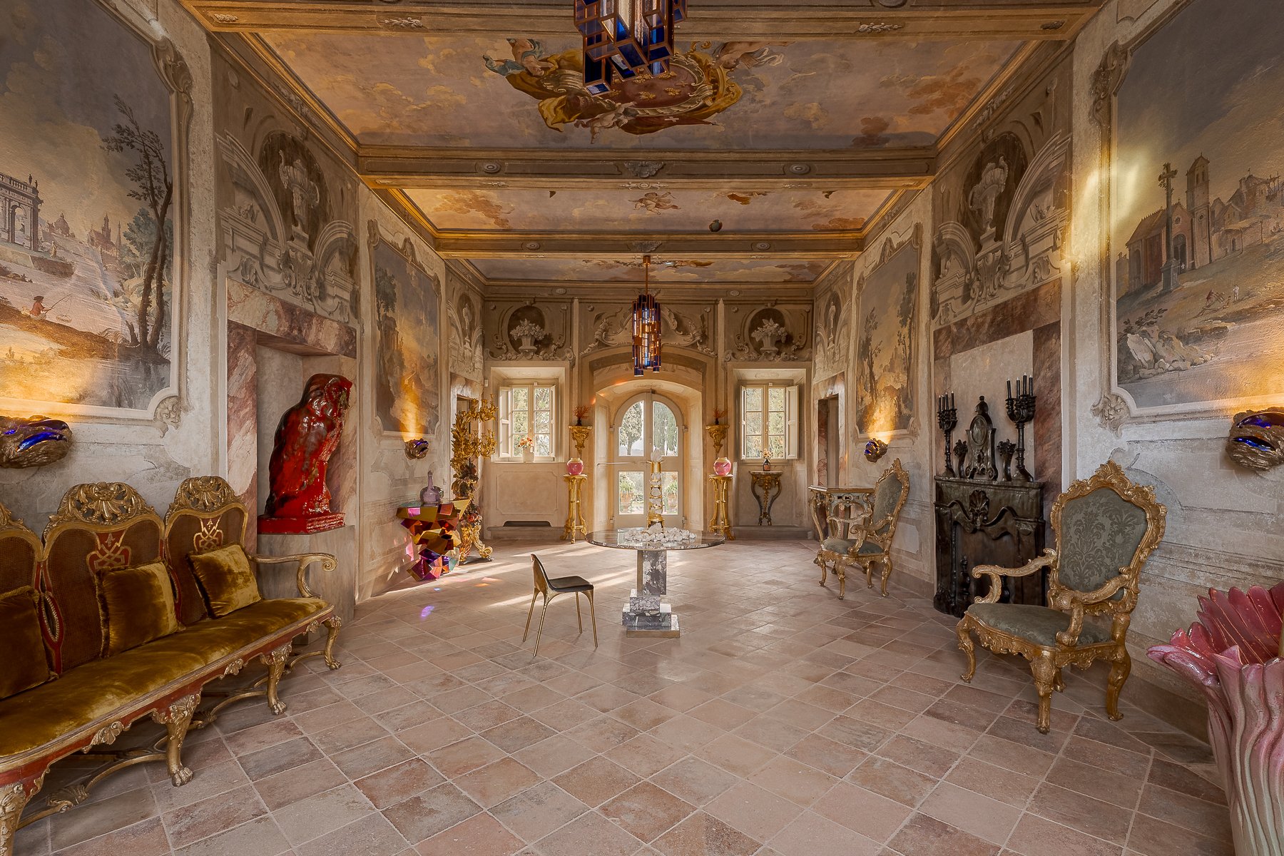 Fotografo immobiliare Firenze, fotografia professionale per agenzie immobiliari di lusso. Villa storica con arredi di design, salone di ingresso.