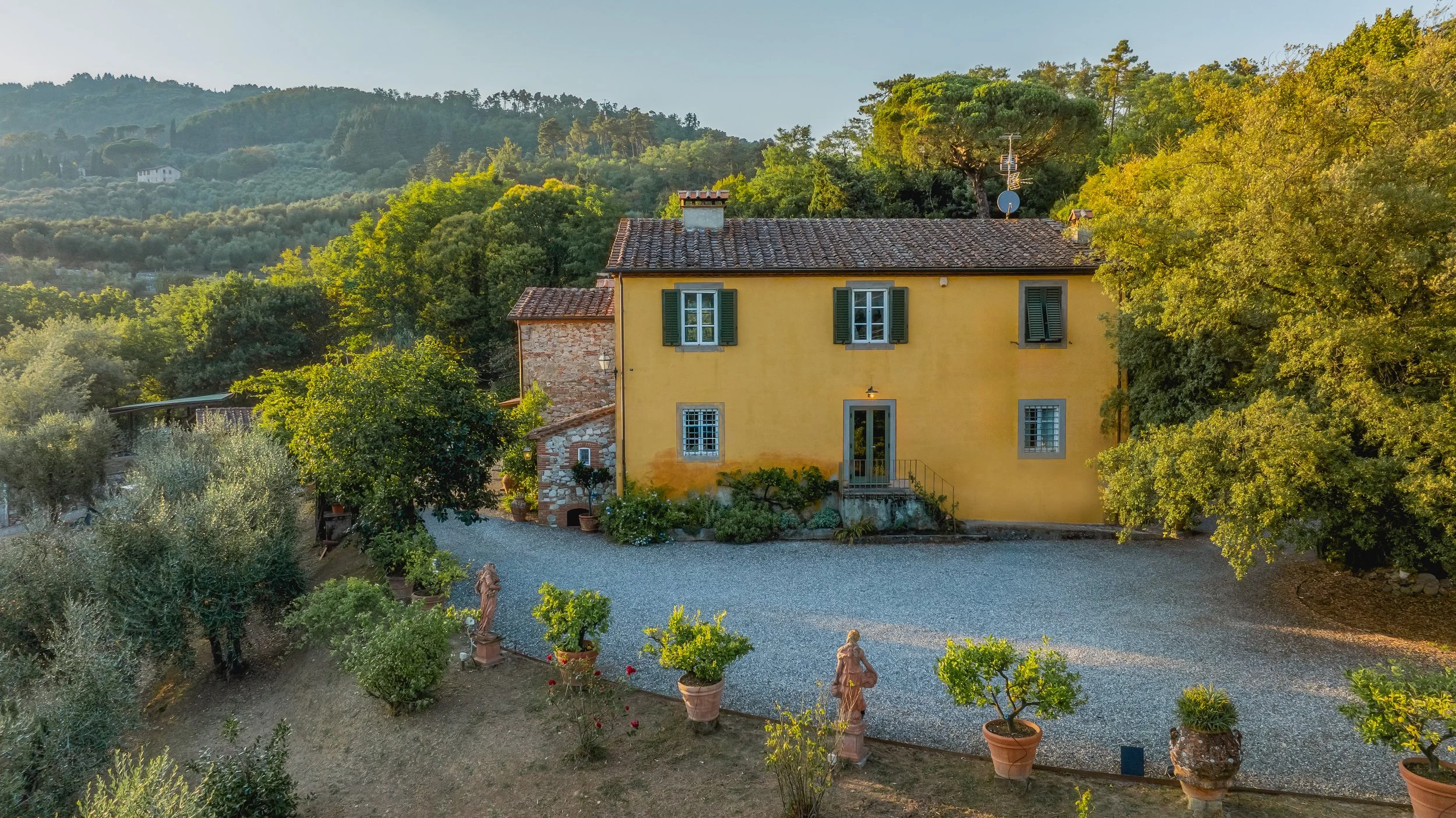 Fotografo per agriturismi a Lucca. Fotografia professionale per strutture ricettive a Lucca e provincia, colline lucchesi e Versilia. Foto con drone esterni della stuttura, agriturismo.