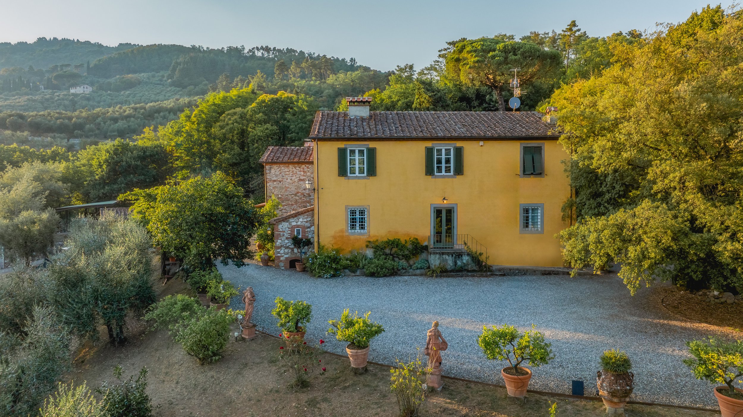 Fotografo per agriturismi a Lucca. Fotografia professionale per strutture ricettive a Lucca e provincia, colline lucchesi e Versilia. Foto con drone della struttura ricettiva.