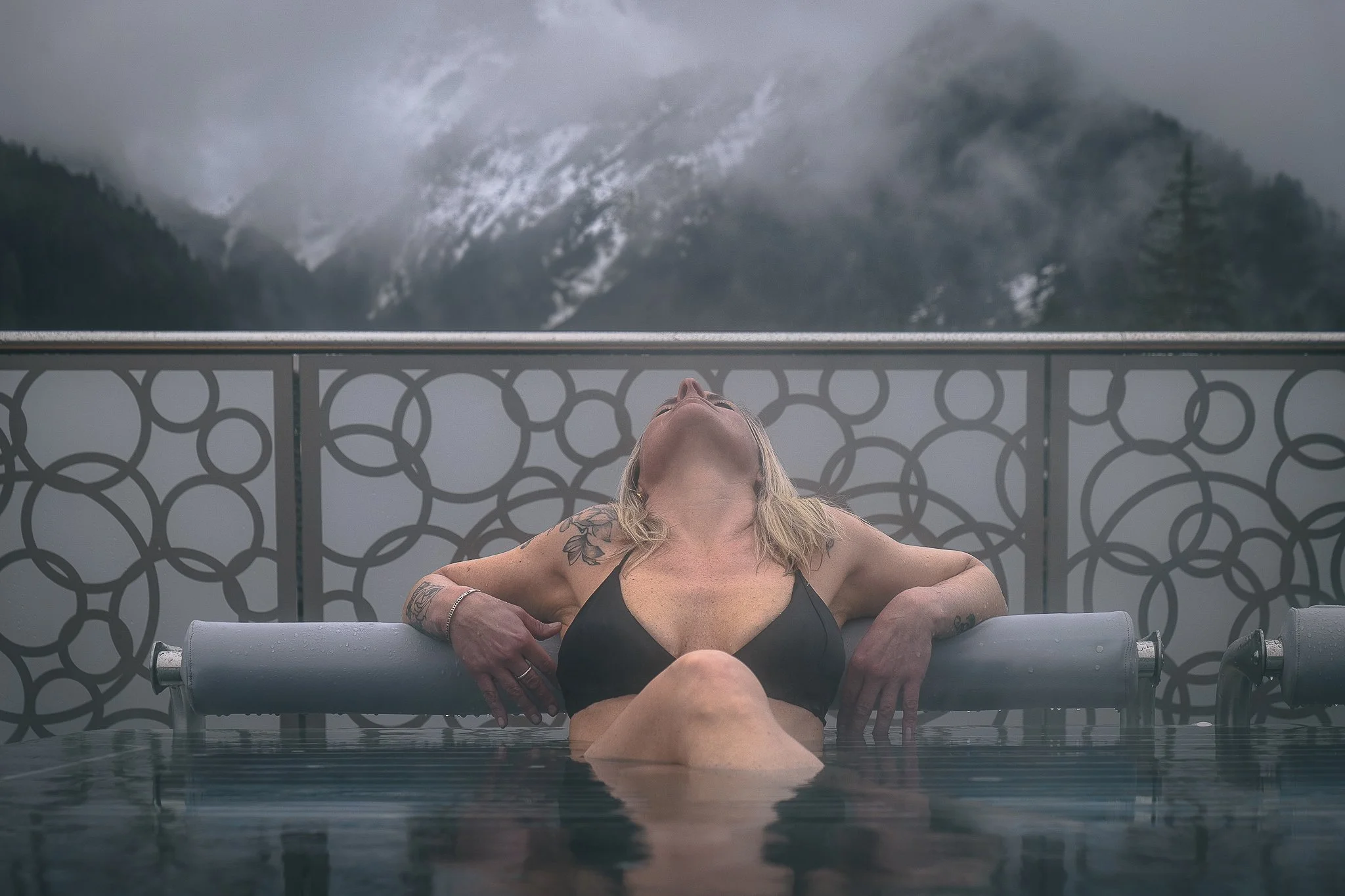 Hotelfotograf Südtirol, professionelle Fotografie für Hotels und Resorts — Wellness Aussenpool Frau Bergpanorama Wolken