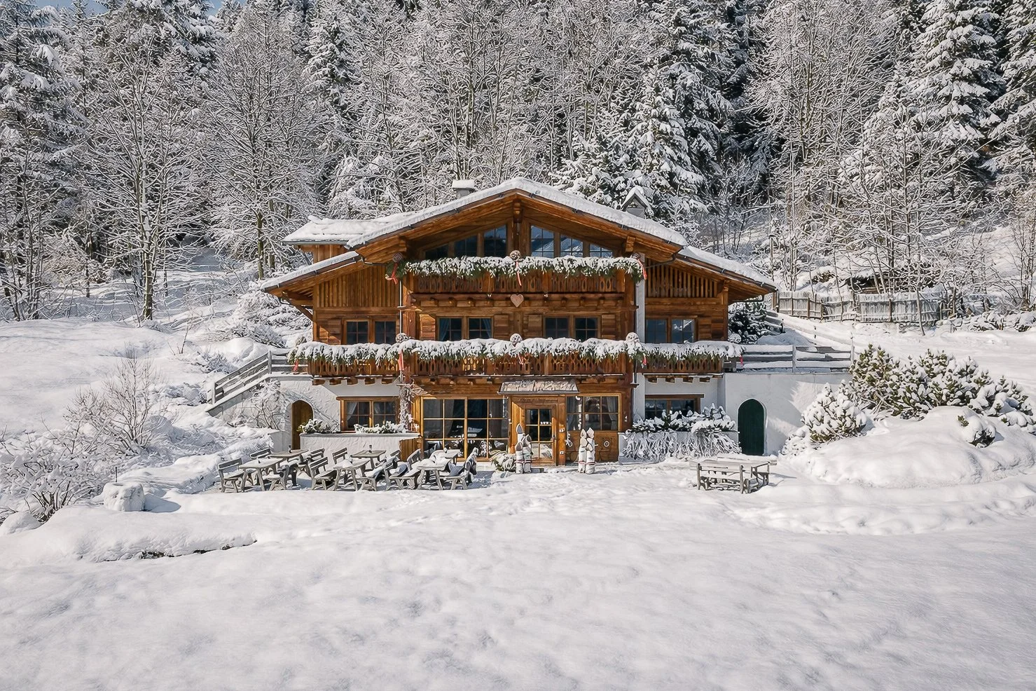 Hotelfotograf Südtirol, professionelle Fotografie für Hotels und Resorts — Hotel Aussenansicht Tiefschnee Winterwald Alpin