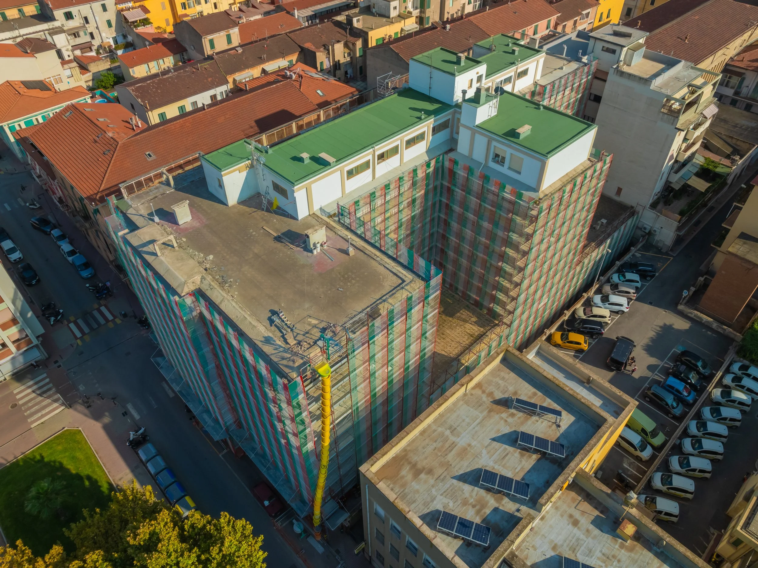 Foto con drone stato avanzamento lavori per developer e cantieri, foto professionali con drone per imprese edili, palazzo con impalcature