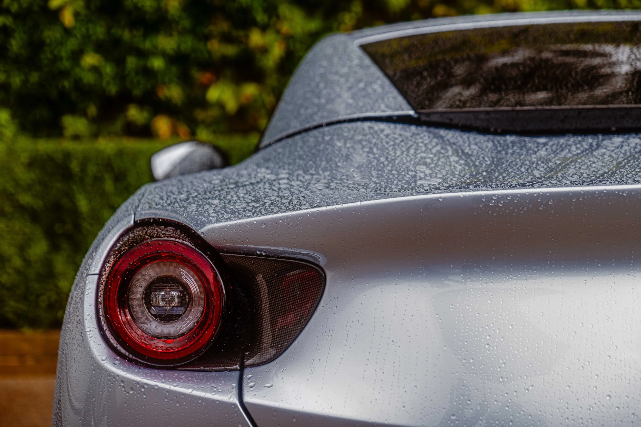 Fotografo per eventi corporate, fotografia professionale per eventi e ritiri aziendali. Ferrari grigia, stemma posteriore, Rosewood Castiglion del Bosco.