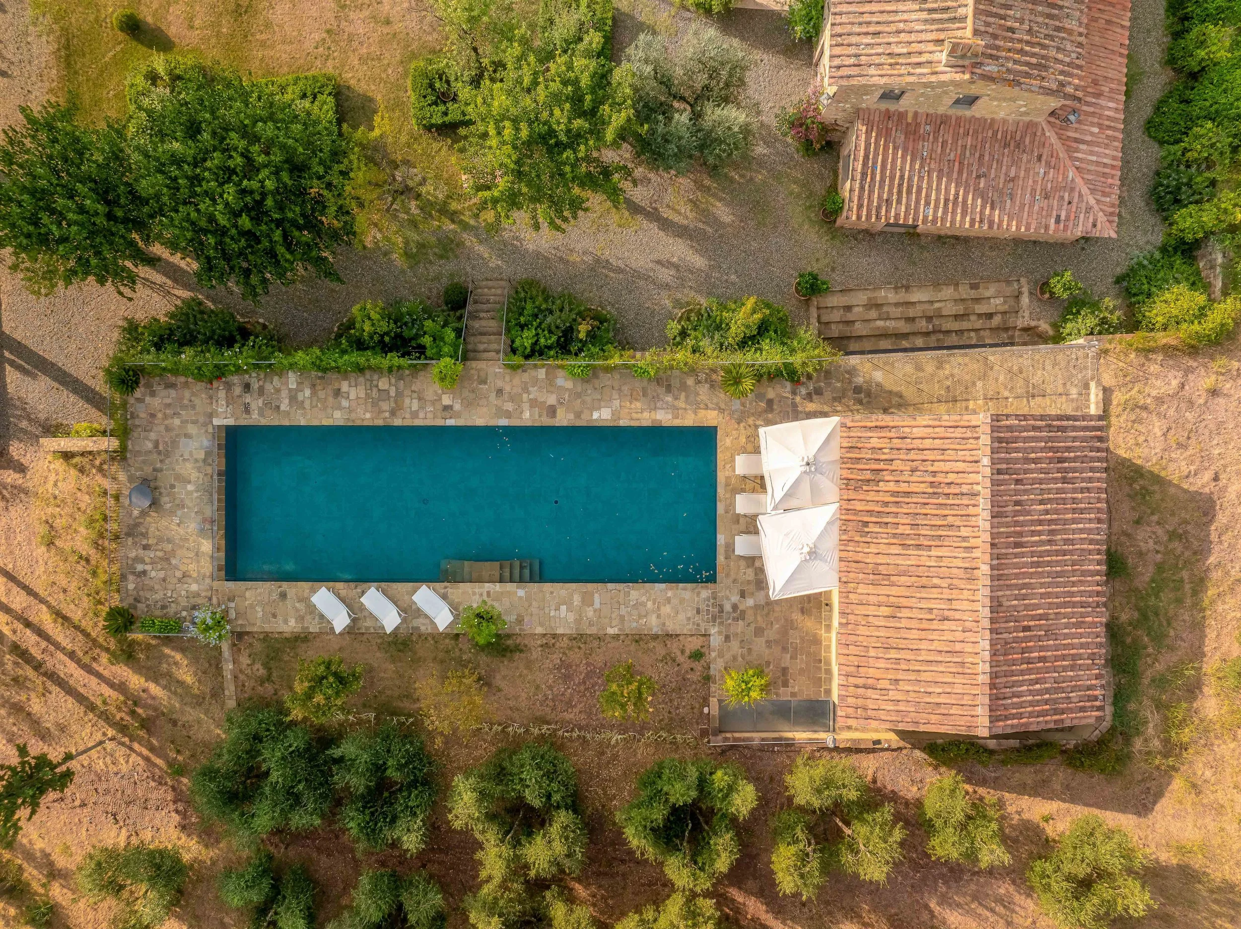 Fotografo per agriturismi a Lucca. Fotografia professionale per strutture ricettive a Lucca e provincia, colline lucchesi e Versilia. Foto con drone piscina.