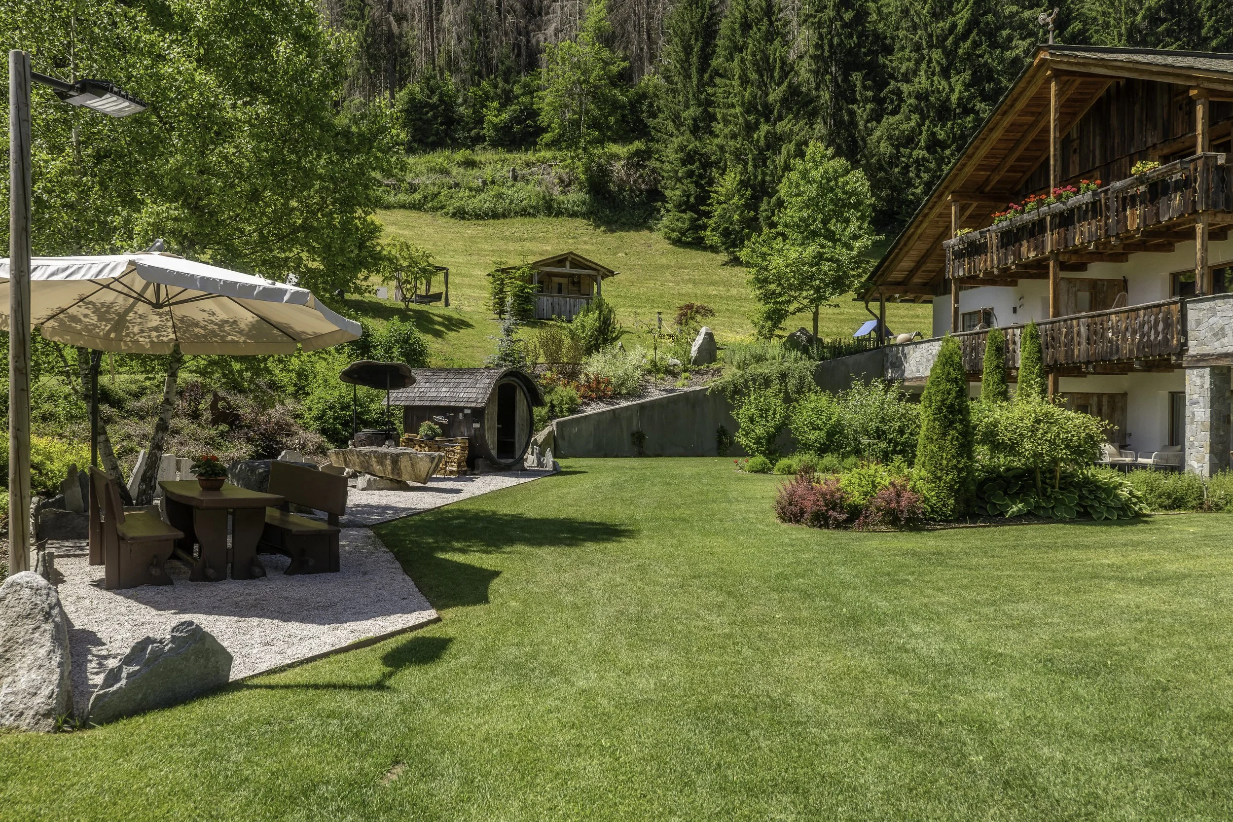 Chaletfotografie in den Dolomiten, St. Vigil in Enneberg, Sommer, Fotos für Website und Booking