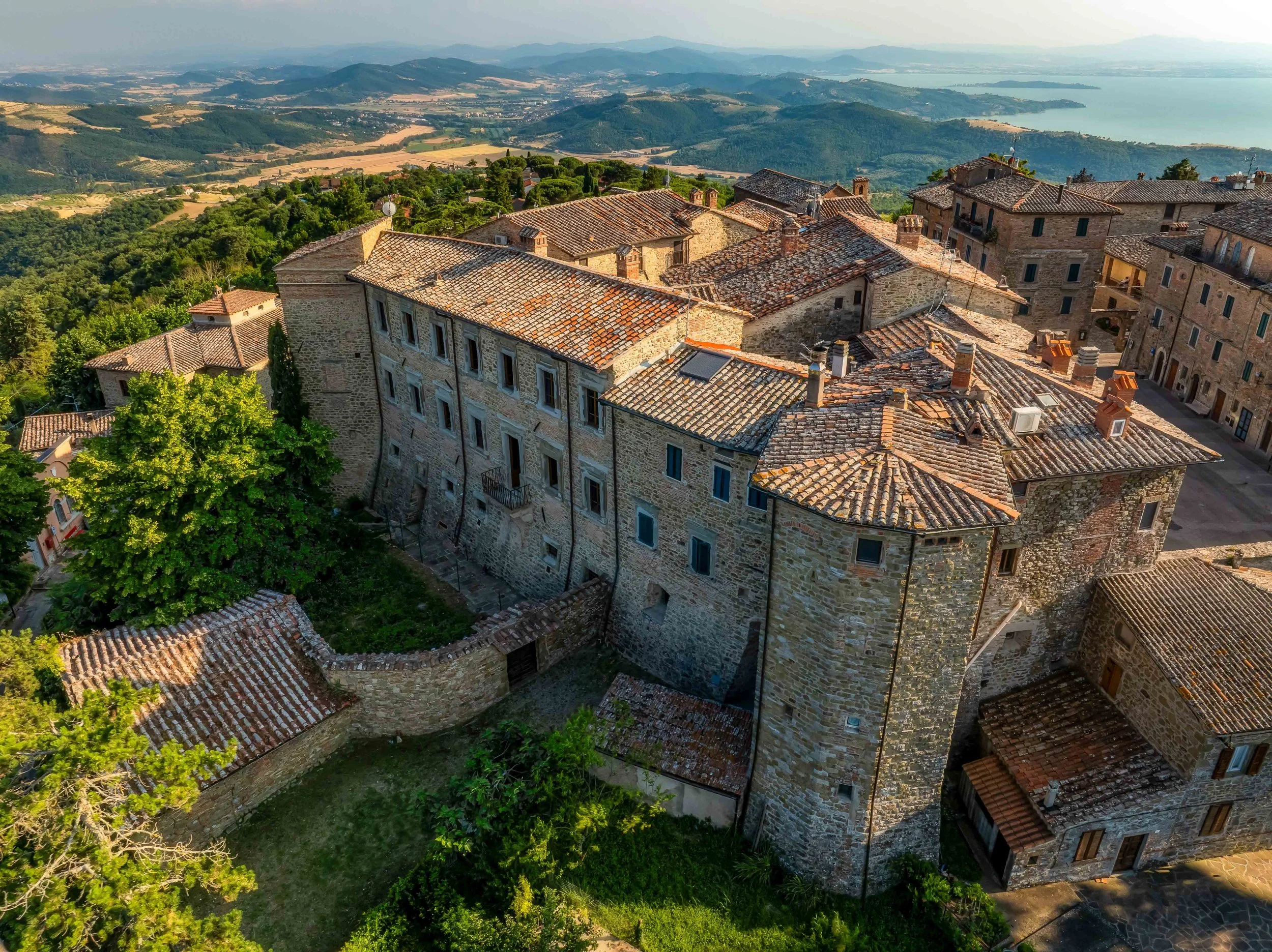 Fotografo immobiliare, fotografia con drone per real estate di lusso, immobili di pregio per agenzie immobiliari luxury. Castello sul Trasimeno, Umbria