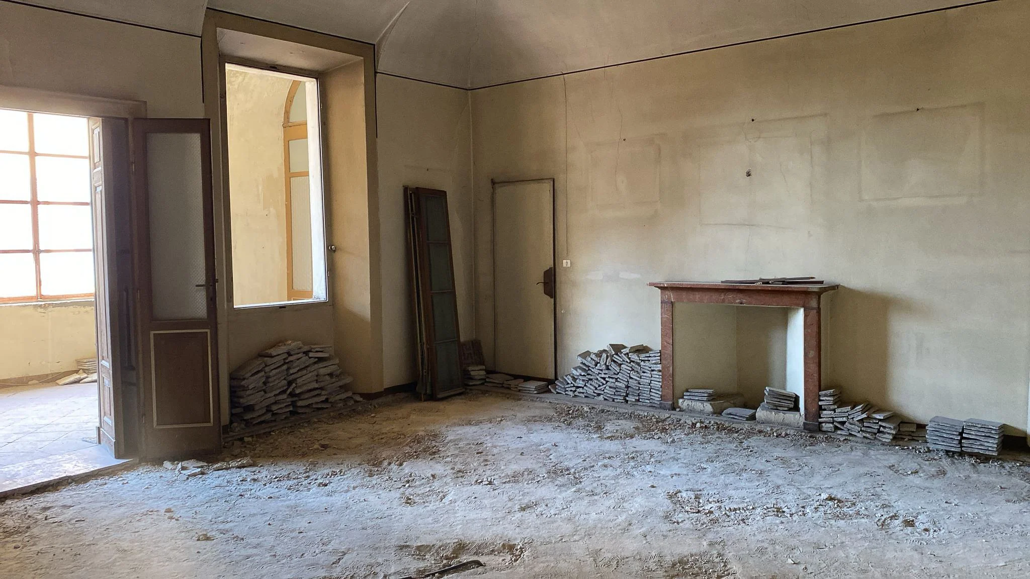 Render 3D di interior design, rendering e modelling 3D per luxury property, real estate, immobiliare, hotel e developer, loggiato con sala pranzo di una villa storica in centro. Prima e dopo, foto e render 3D, caso studio , fotografia stato attuale 2