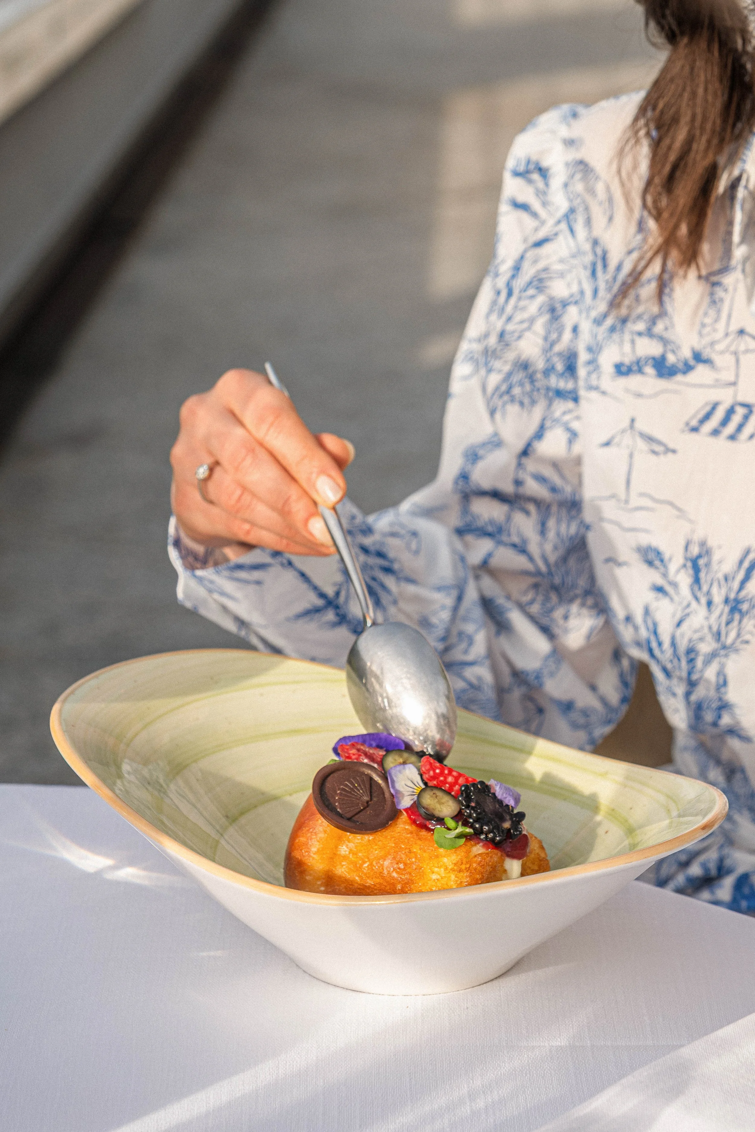 Agenzia branding per hotel di lusso, piscina coppia, dolce mangiato sul lago di Como
