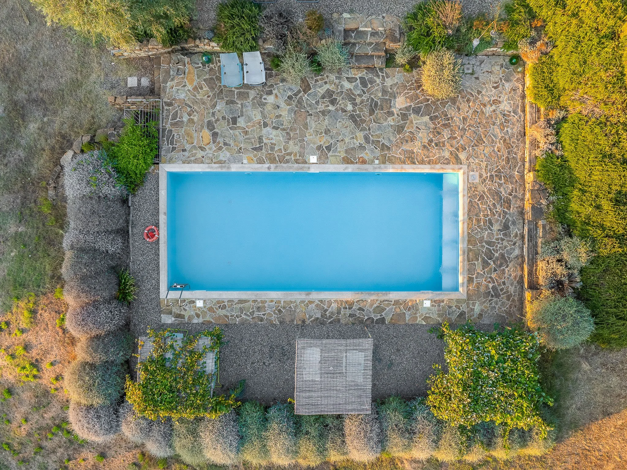 Fotografia immobiliare per immobili di lusso in Toscana, case study, foto con drone piscina villa rustica in Maremma, inquadratura zenitale