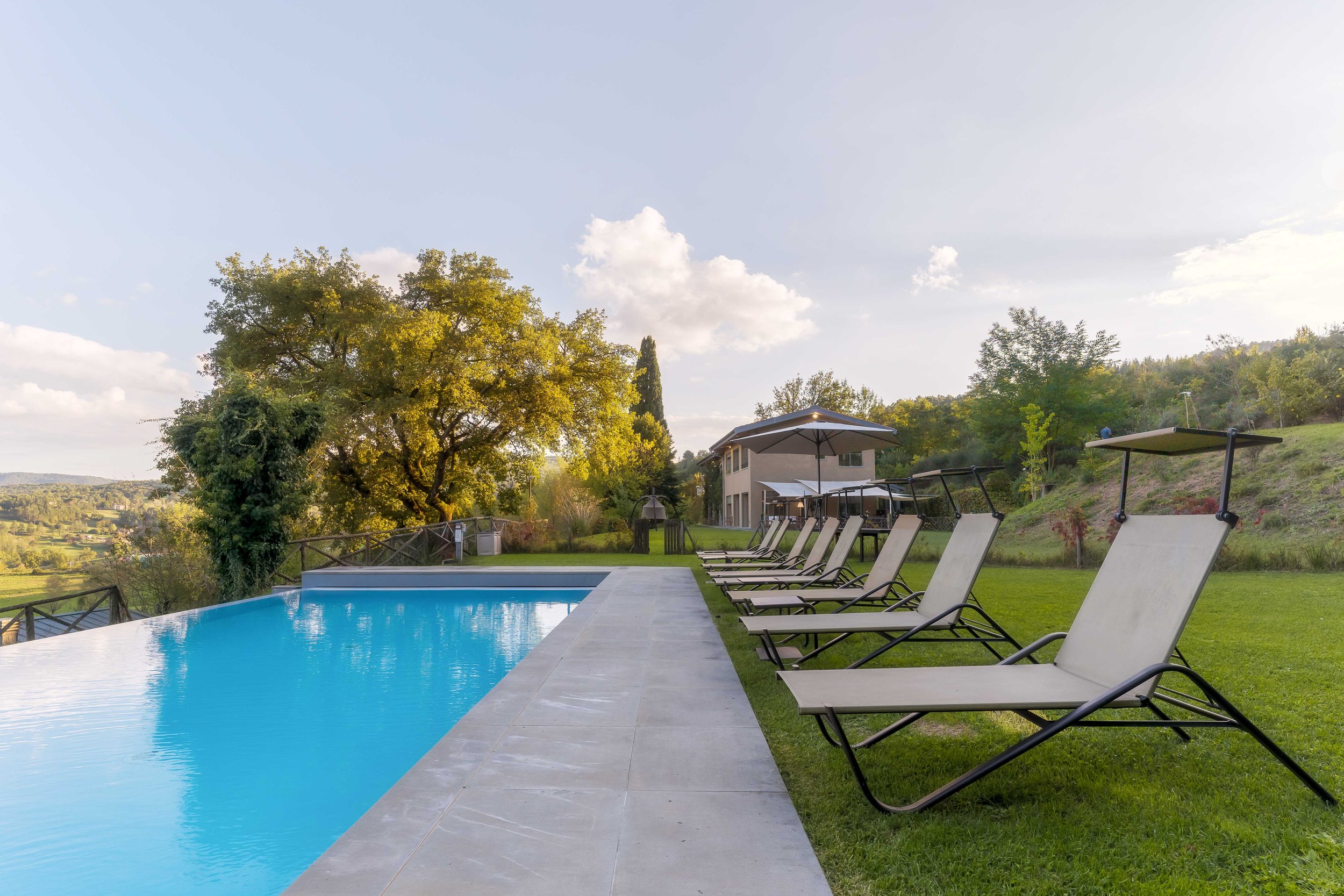 Fotografo immobiliare Firenze, fotografia professionale per real estate nella città di Firenze, villa moderna a Fiesole, piscina