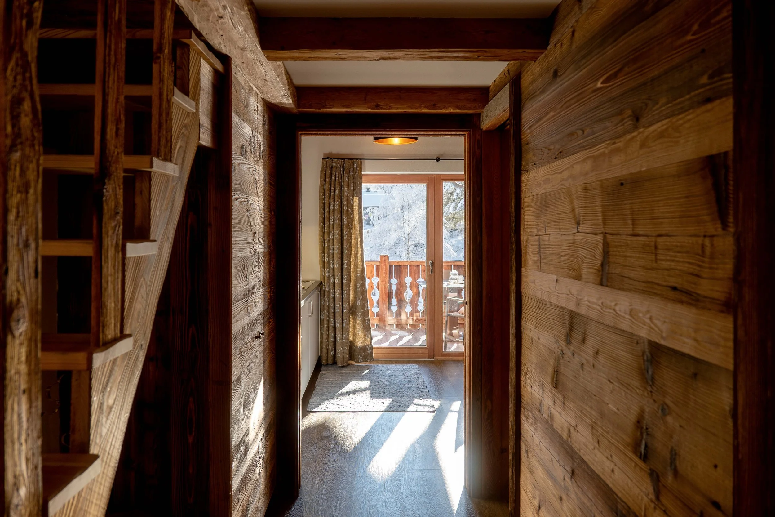 Hotelfotograf Südtirol, professionelle Fotografie für Hotels und Resorts — Luxus Chalet Innenraum Wohnzimmer Winter