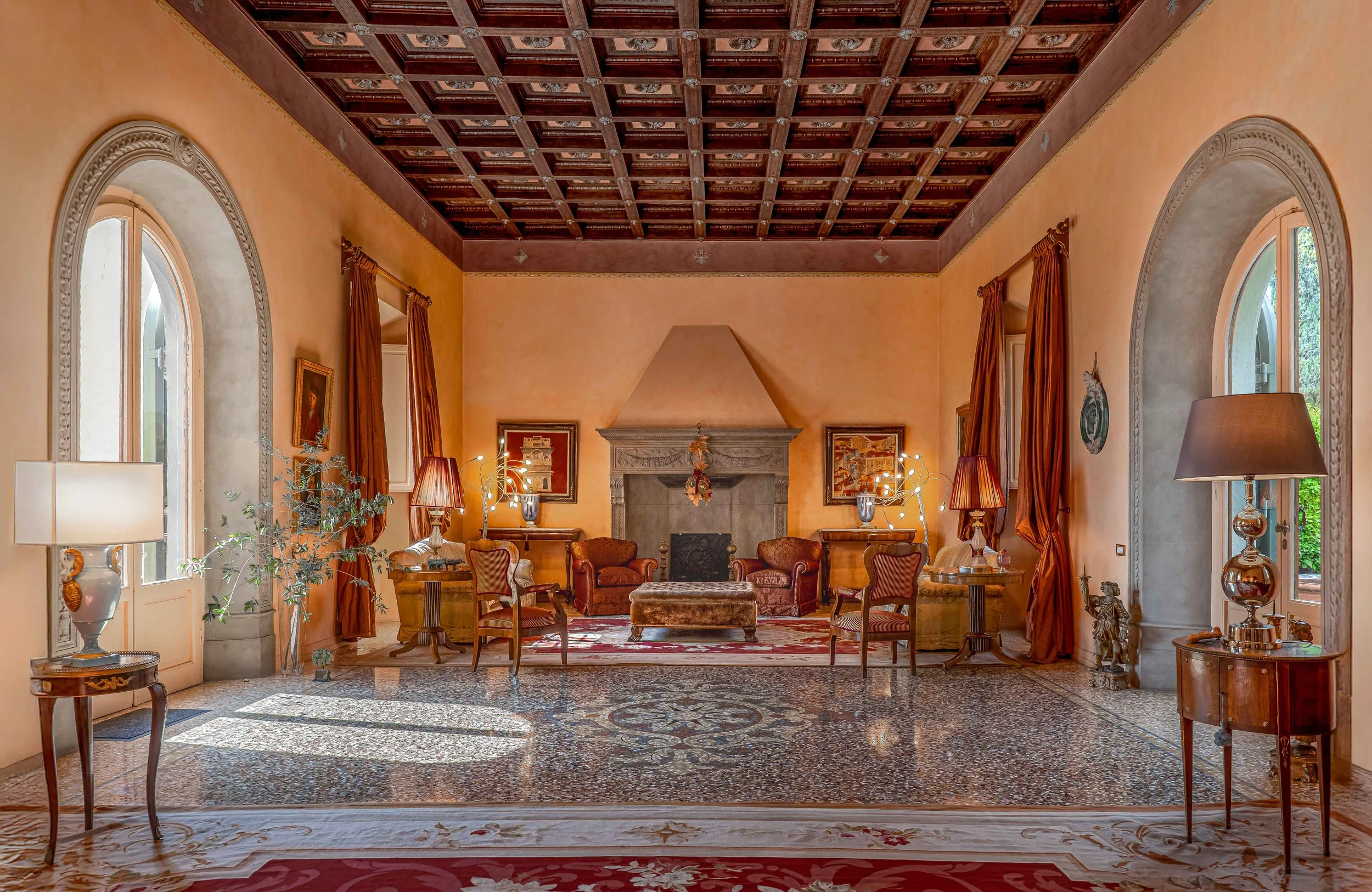 Fotografo immobiliare Firenze, foto con drone professionale per real estate nella città di Firenze,villa medicea, salone principale