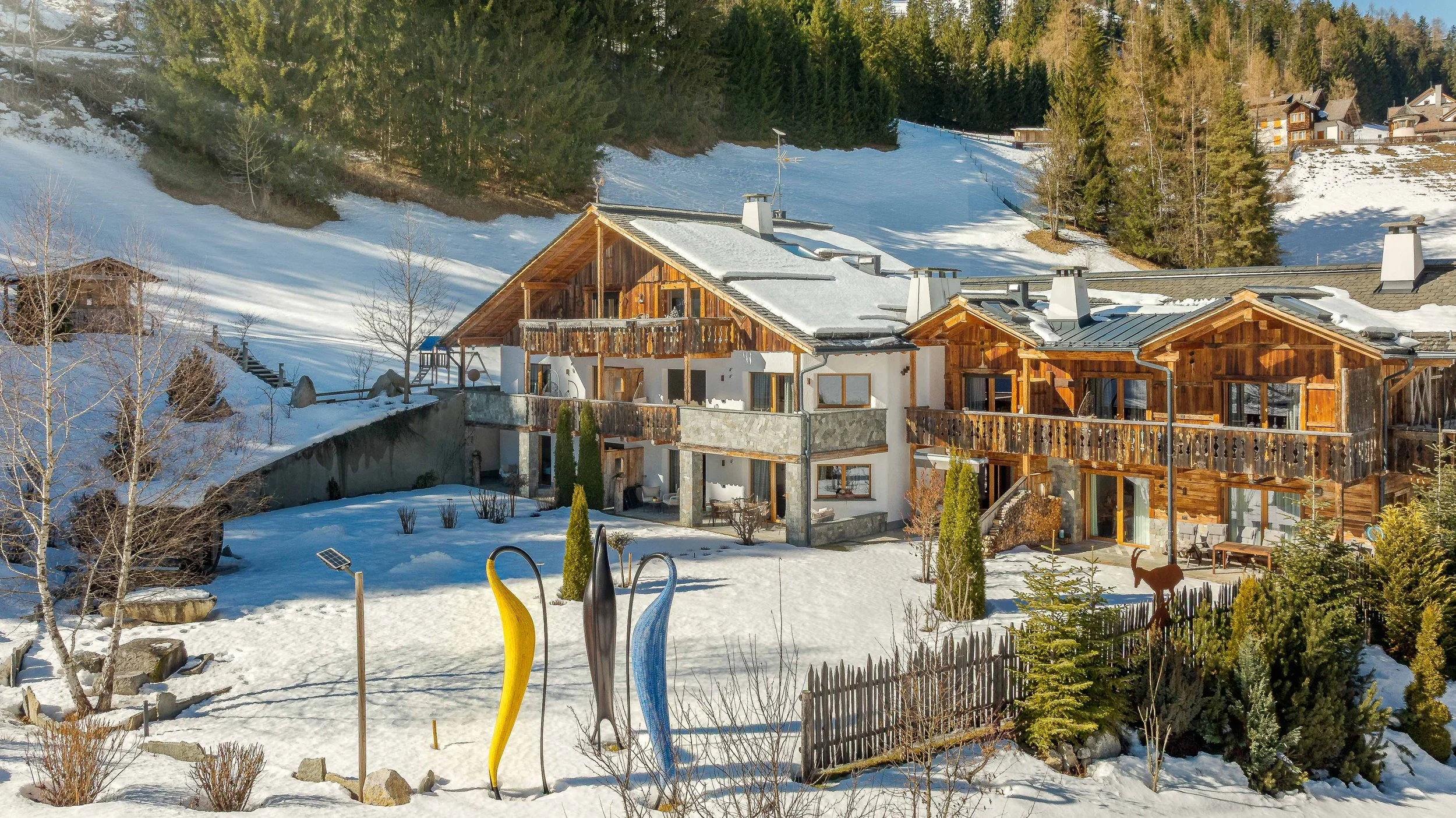 Fotografo per hotel e resort e resort di lusso, fotografia professionale di hotel e resort in Italia, alto adige. Foto con drone chalet innevato.