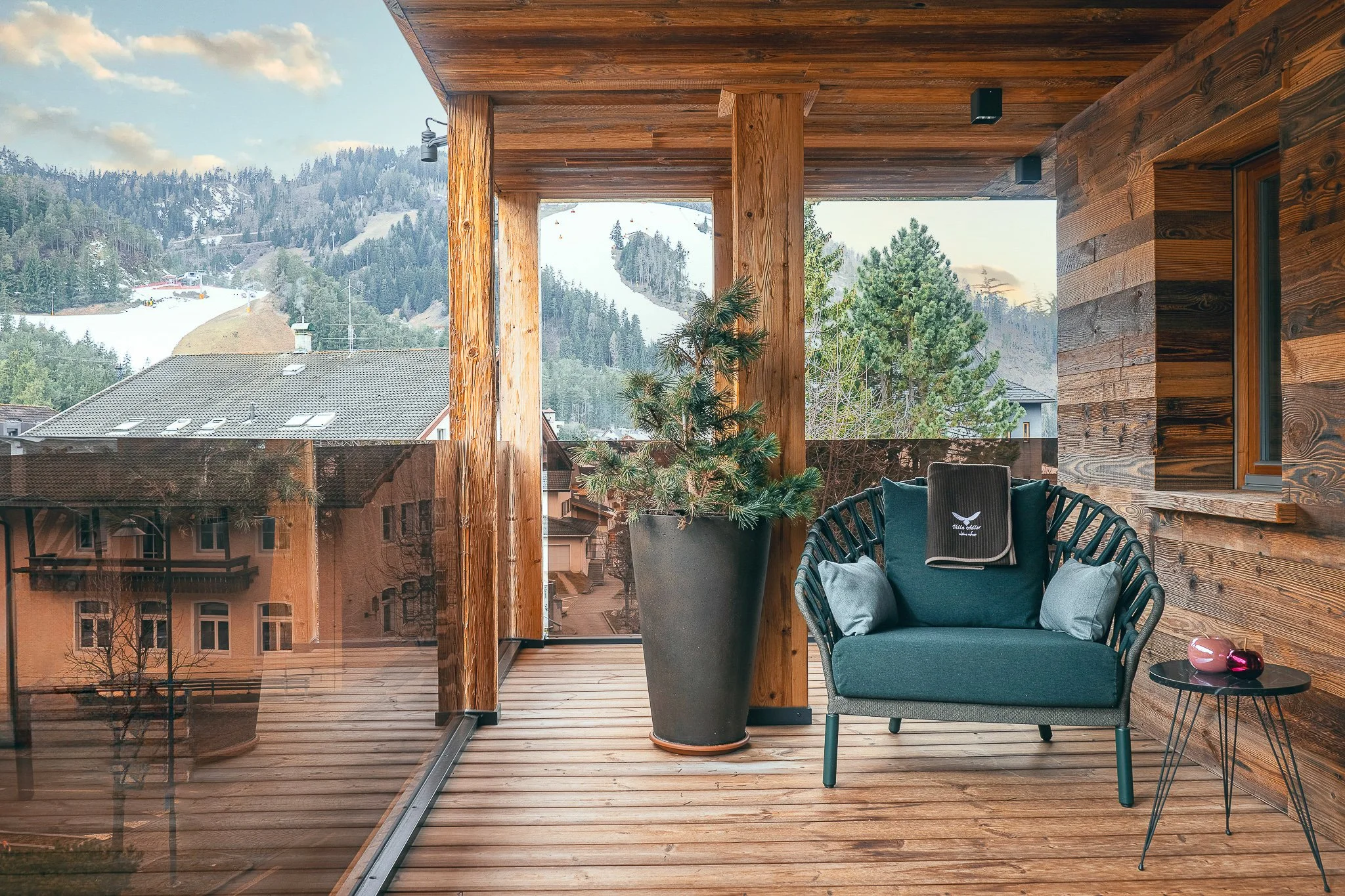 Fotografo per hotel e resort in Alto Adige; Dettagli interni, Foto professionali di una suite di hotel in Trento Alto Adige, terrazza con vista sulle piste da sci, di S. Vigilio di Marebbe