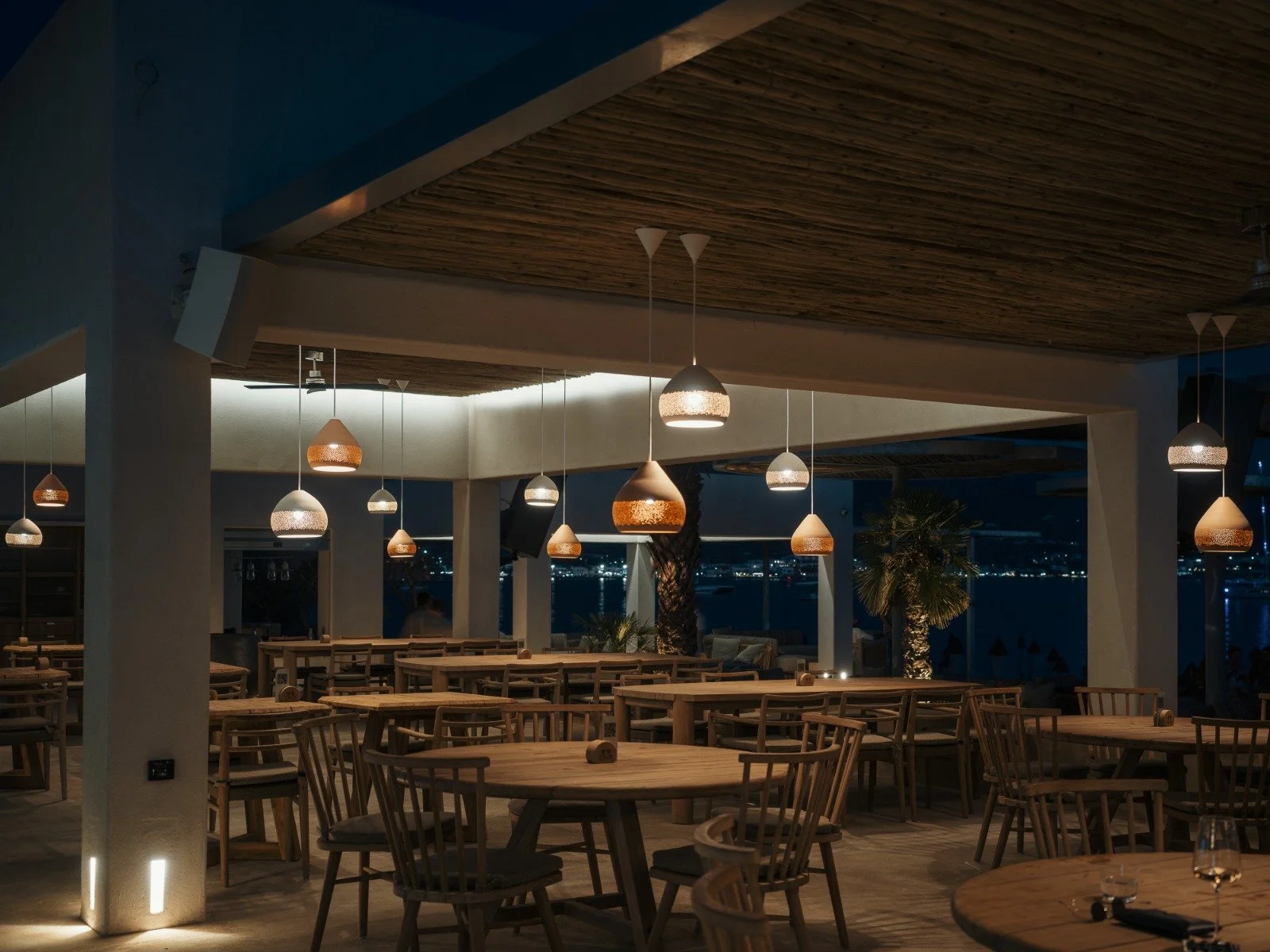 Fotografia food and drink. Fotografia per ristoranti, bistrot e cocktail bar, ristorante di lusso sul mare, serata estiva, luci calde