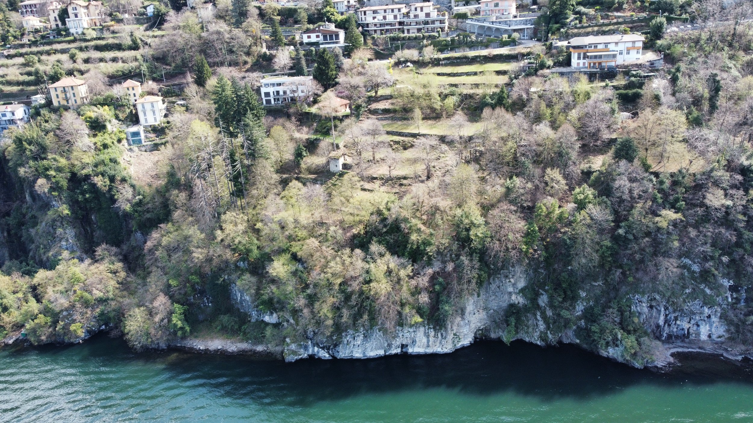Render 3D di esterni per hotel e resort, vista dall'alto, vista lago di Como, prima e dopo, caso studio
