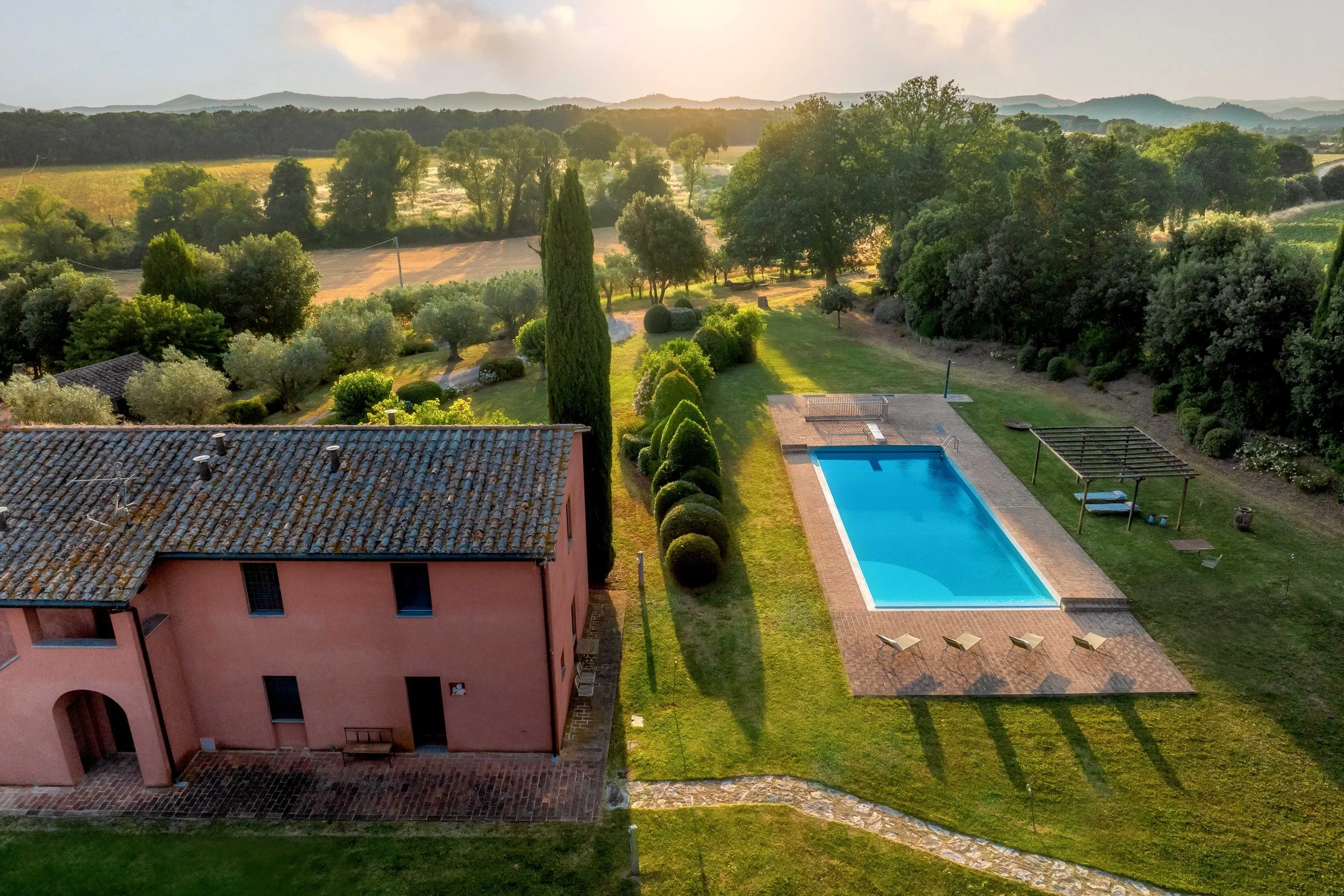 Fotografo hotel Toscana, Vistalux visual, foto con drone piscina tramonto
