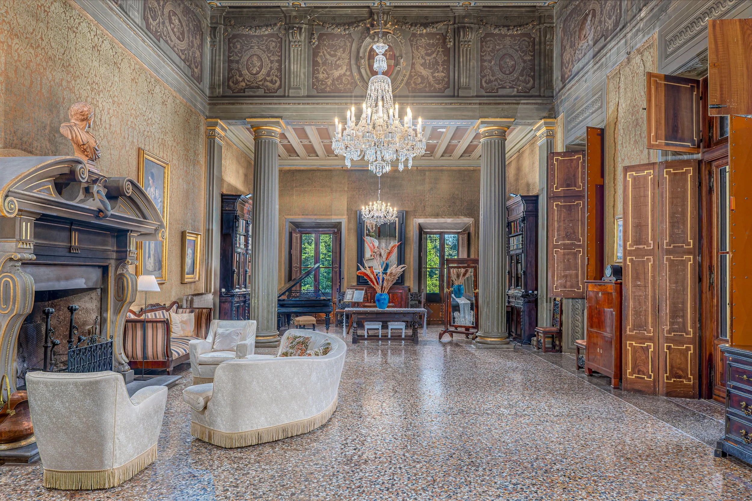 Salone-Villa-Striano-Storica-Fotografia-Drone-Castello-rustico-Mugello-Vistalux-immobiliare.jpg