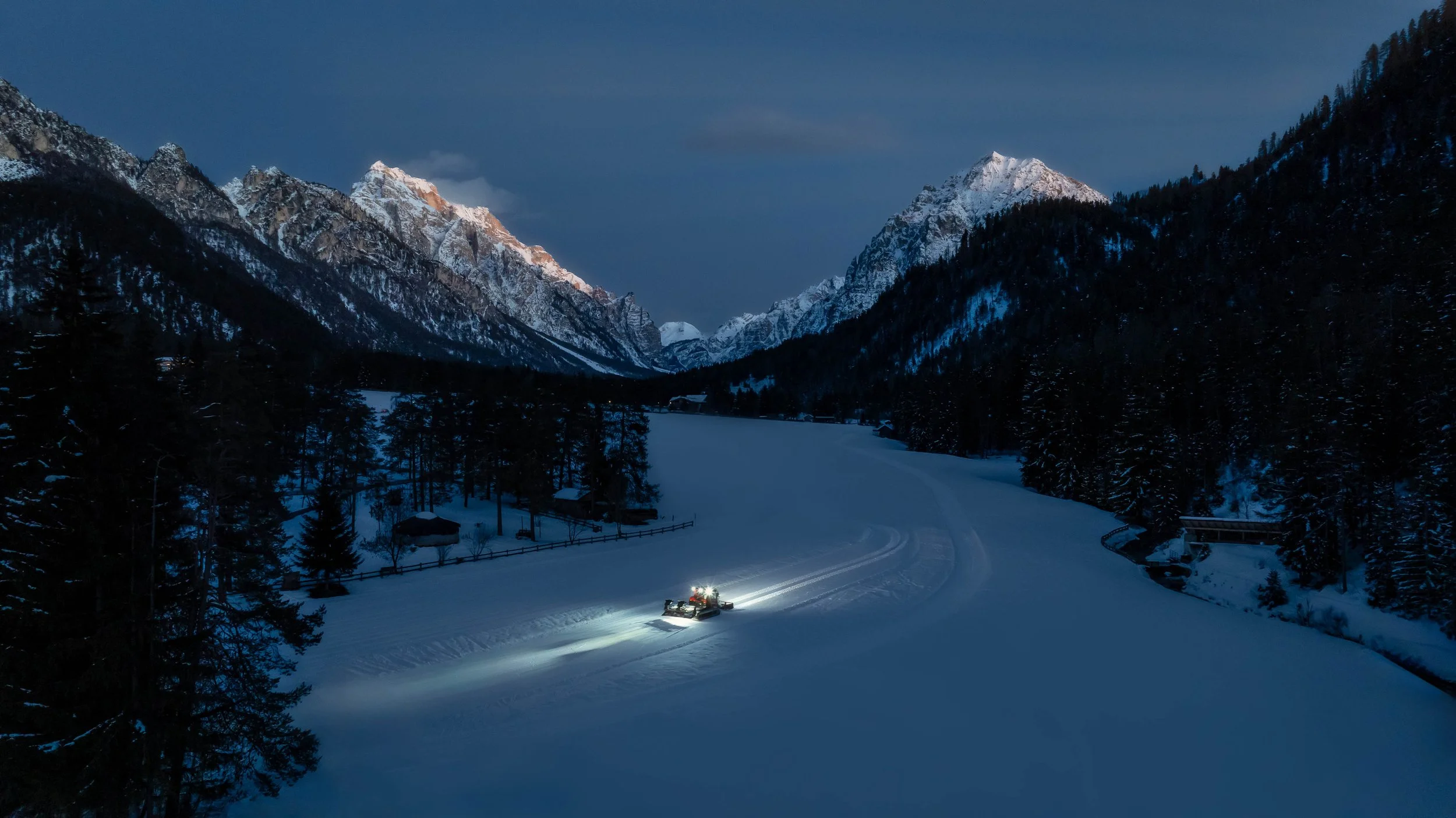 Fotografo per hotel Alto Adige, Aqua Bad Cortina, Foto con drone esterno hotel. Vista sul parco naturale Fanes-Sennes-Braies. Vette di montagne innevate sullo sfondo.