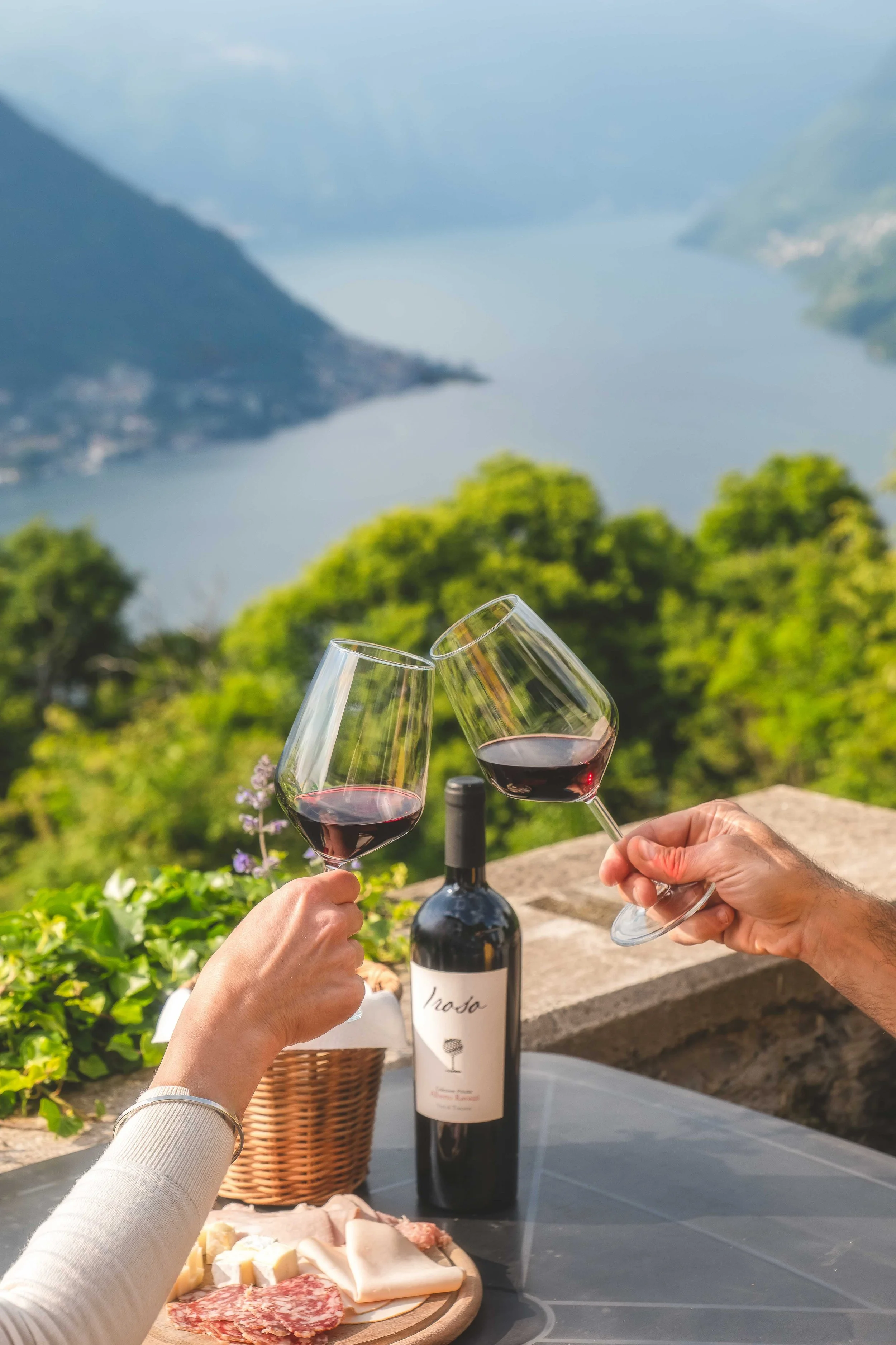 Fotografo per hotel Como. Fotografia e video per hotel e resort sul lago di Como. Aperitivo con vista sul lago