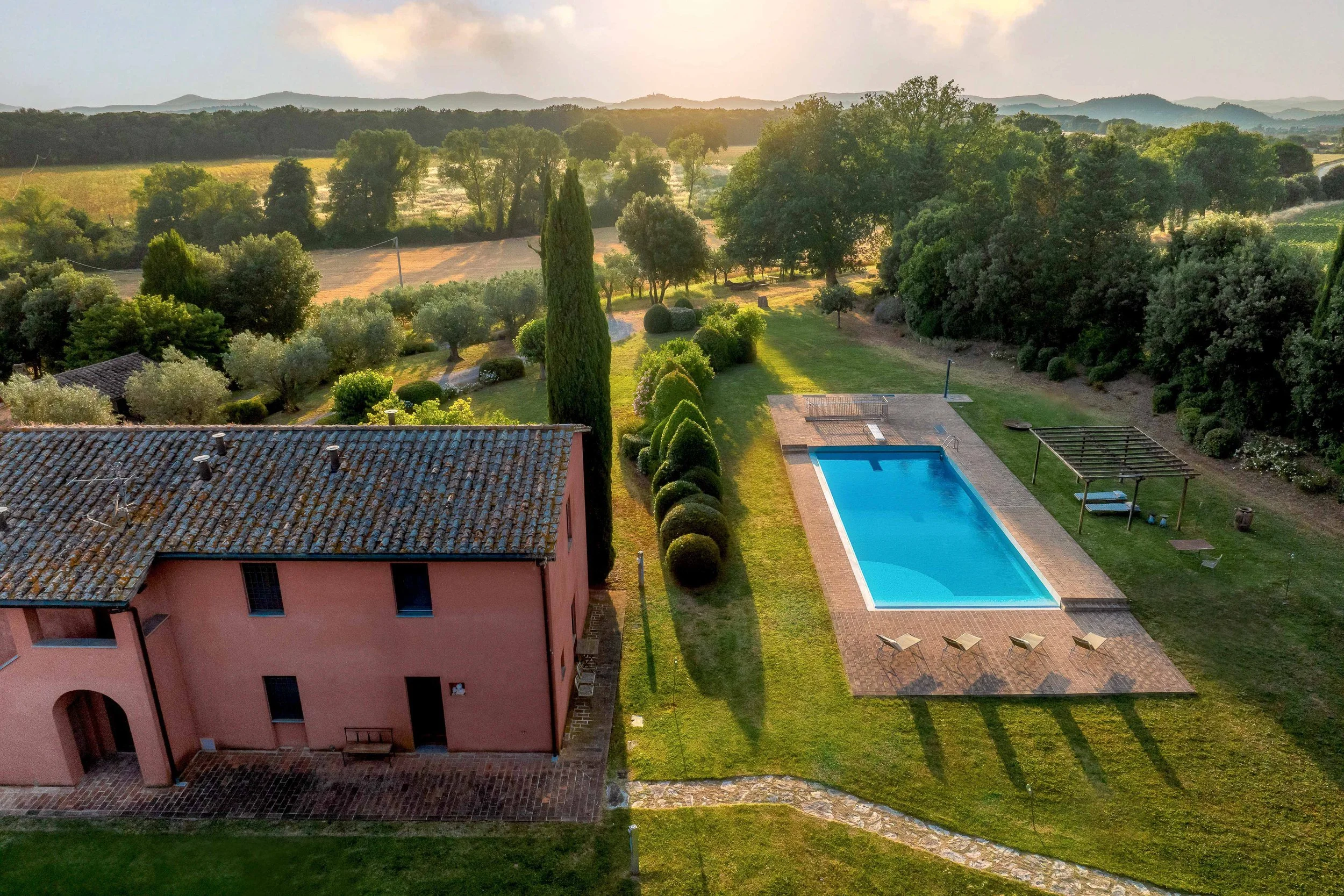 Fotografo per agriturismi a Lucca. Fotografia professionale per strutture ricettive a Lucca e provincia, colline lucchesi e Versilia. Foto con drone della piscina della struttura.
