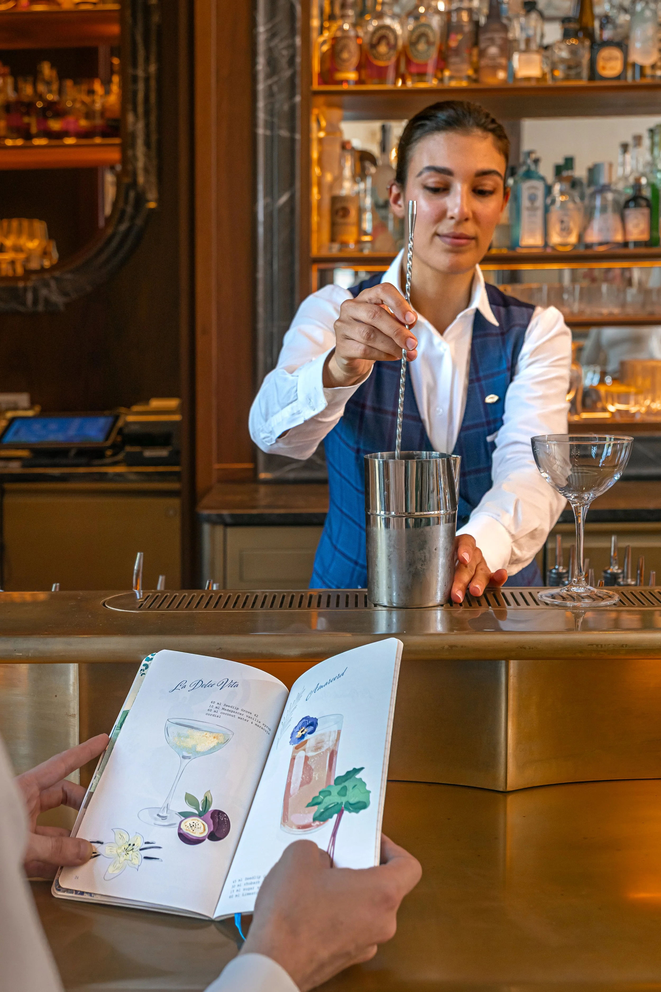 Agenzia branding per hotel di lusso, cocktail bar, barista