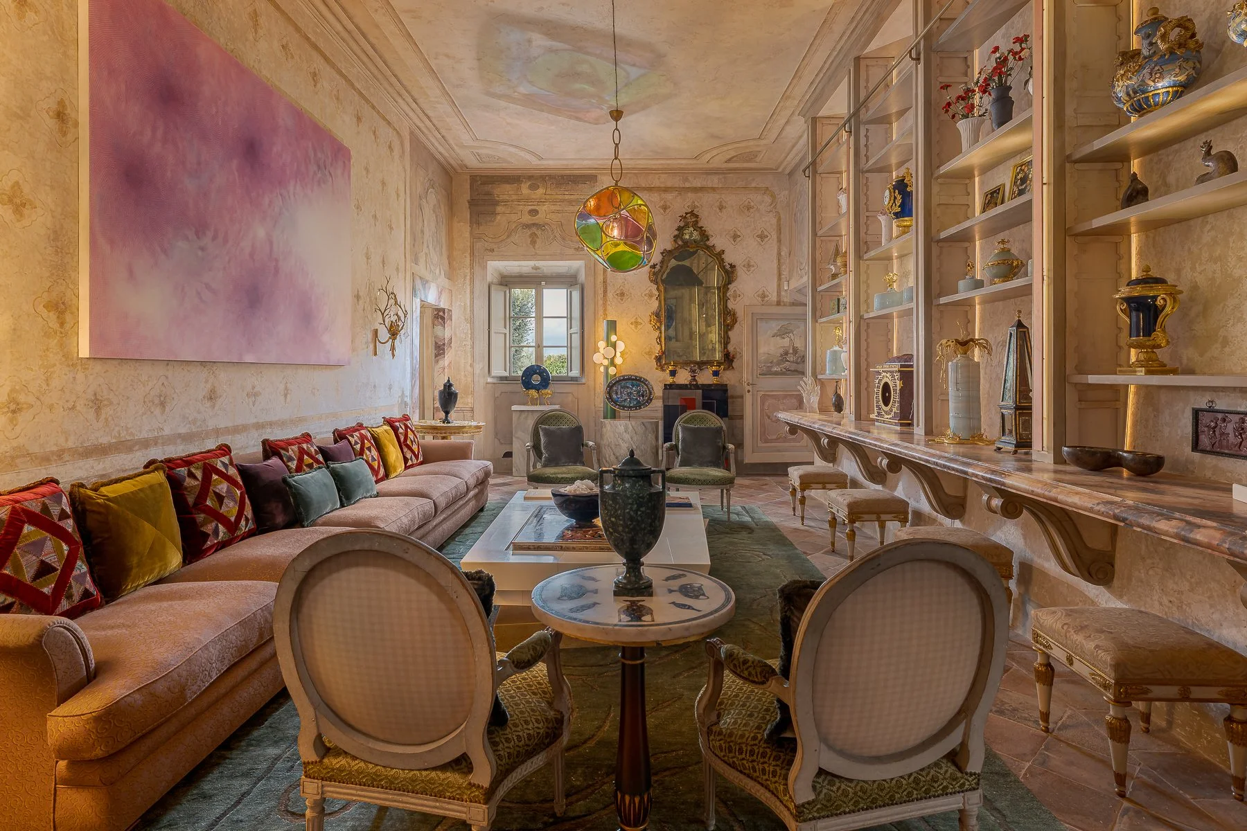 Fotografo immobiliare Firenze, fotografia professionale per agenzie immobiliari di lusso. Villa storica con arredi di design, salotto.