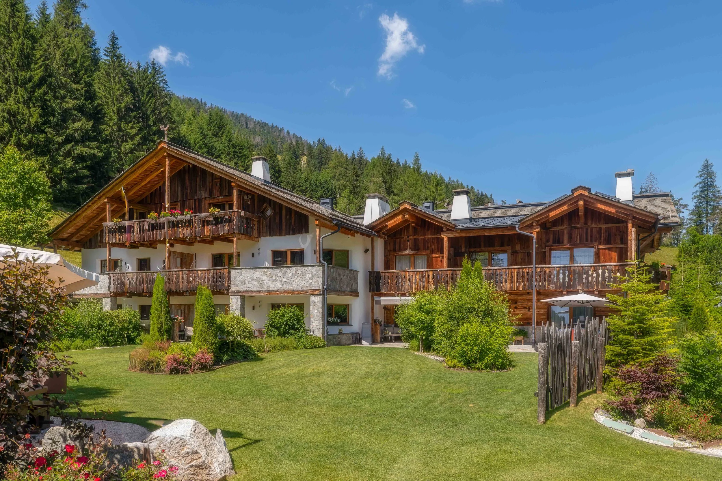 Fotografo per hotel e resort in Alto Adige, fotografie per Booking e OTA, Chalet estivo, giardino
