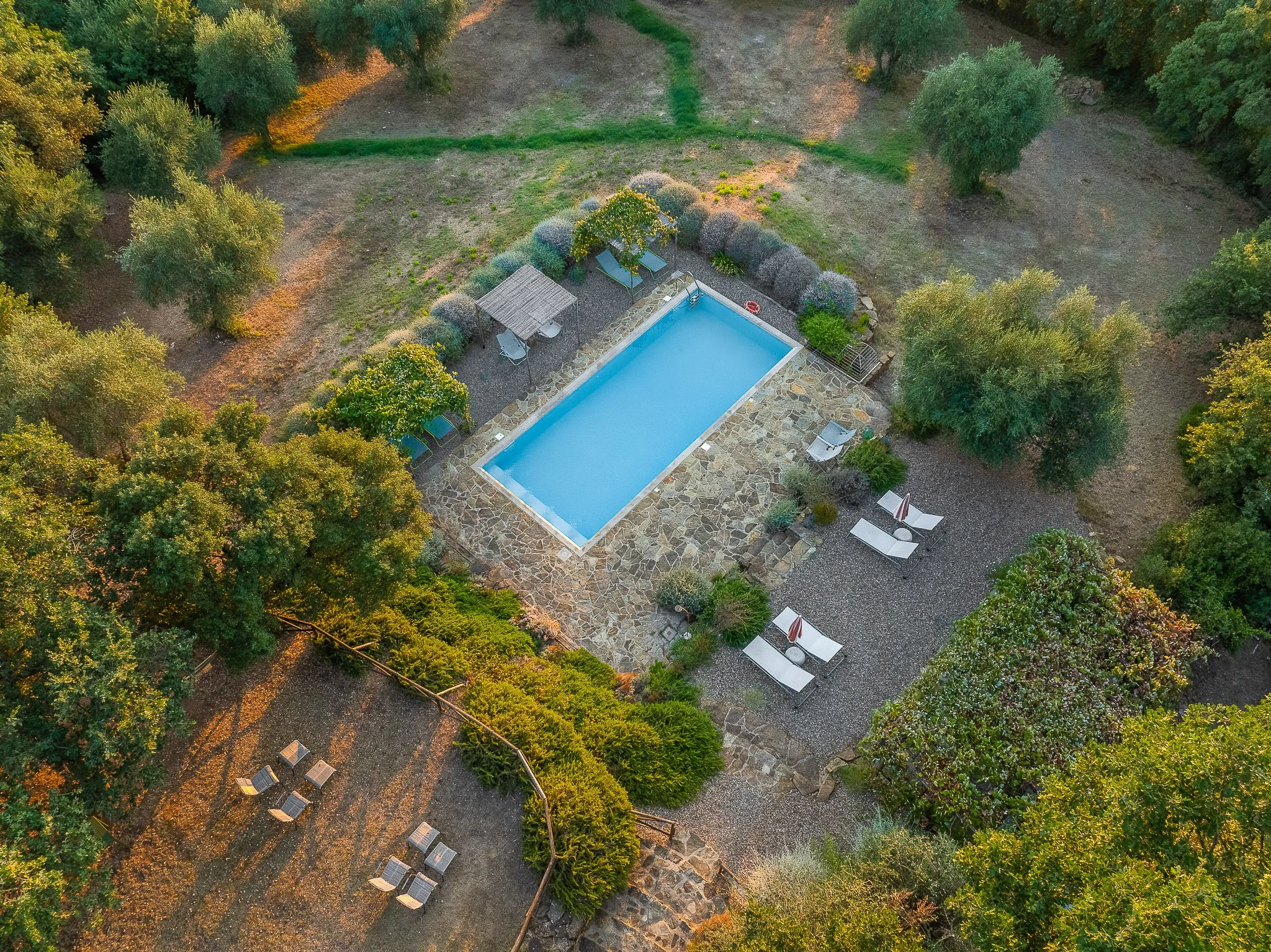 Fotografia immobiliare per immobili di lusso in Toscana, case study, foto con drone piscina villa rustica in Maremma