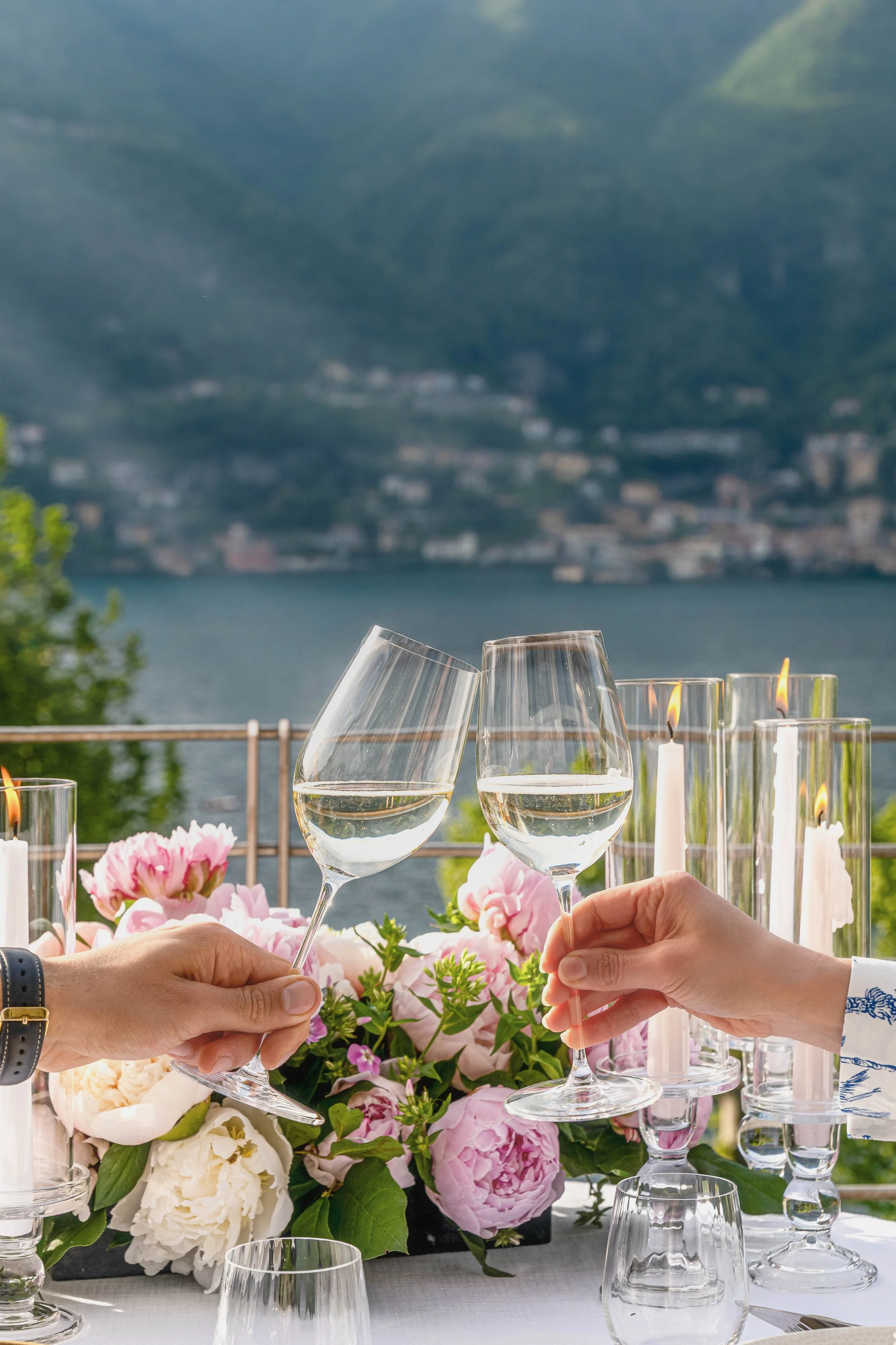Agenzia branding per hotel di lusso, piscina coppia, cena romantica sul lago di Como