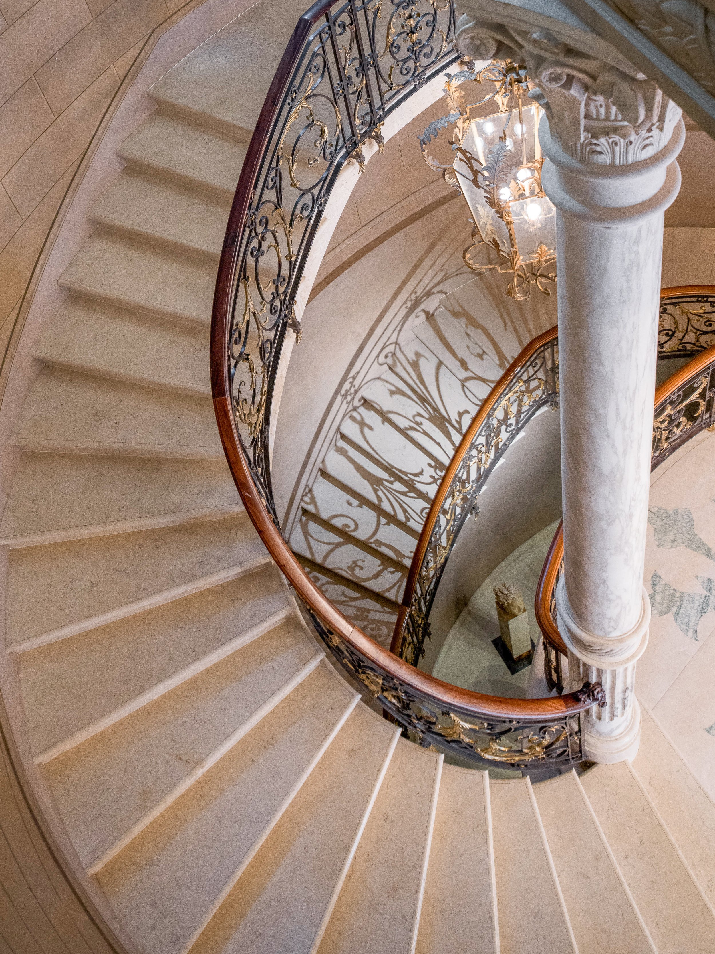 Luxury hotel branding and visual production, Interni, scala a chiocciola mandarin oriental