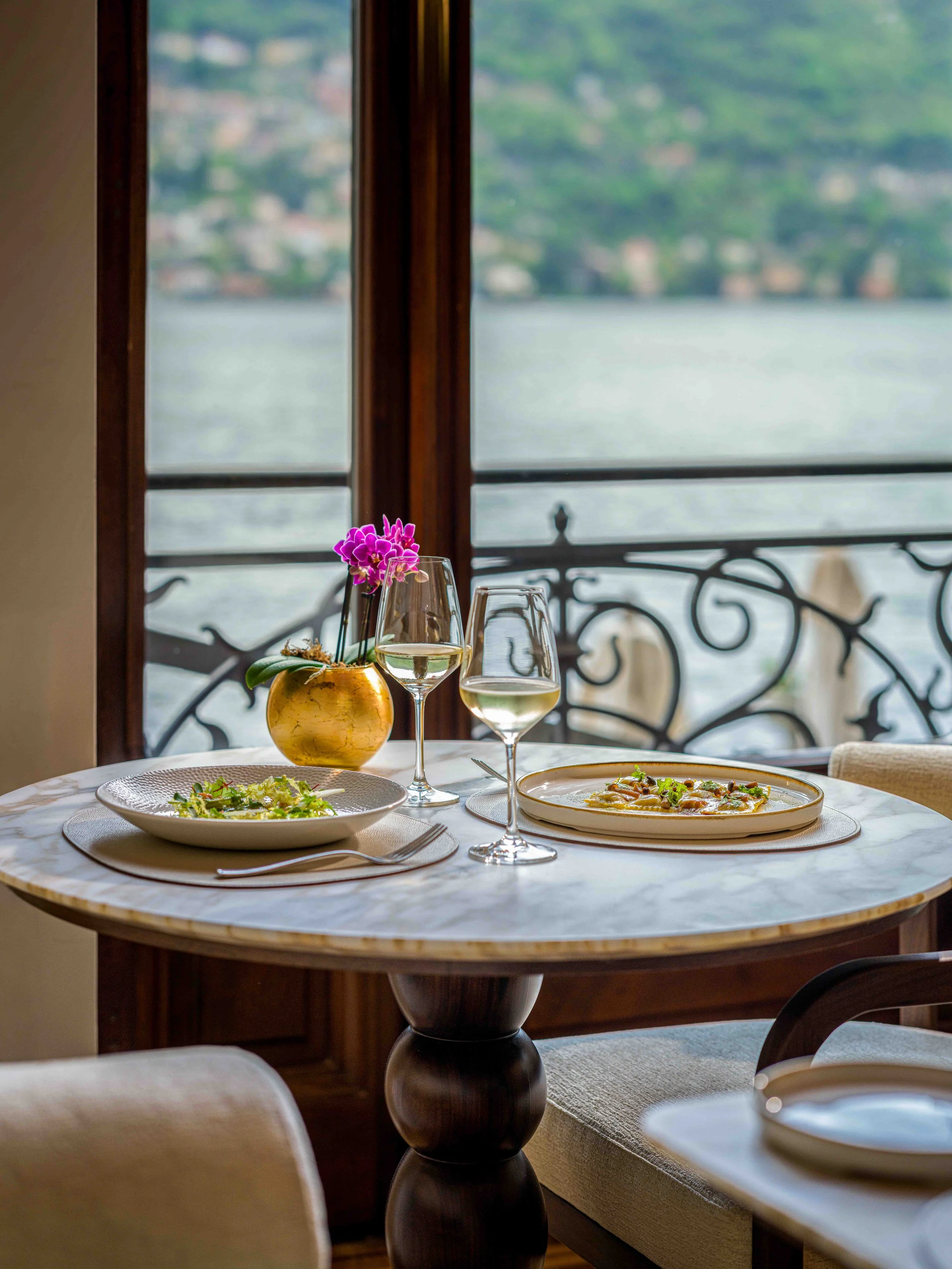 Fotografo per hotel di lusso a Como. Fotografia e video per hotel e resort lusso sul lago di Como. Ristorante interno hotel