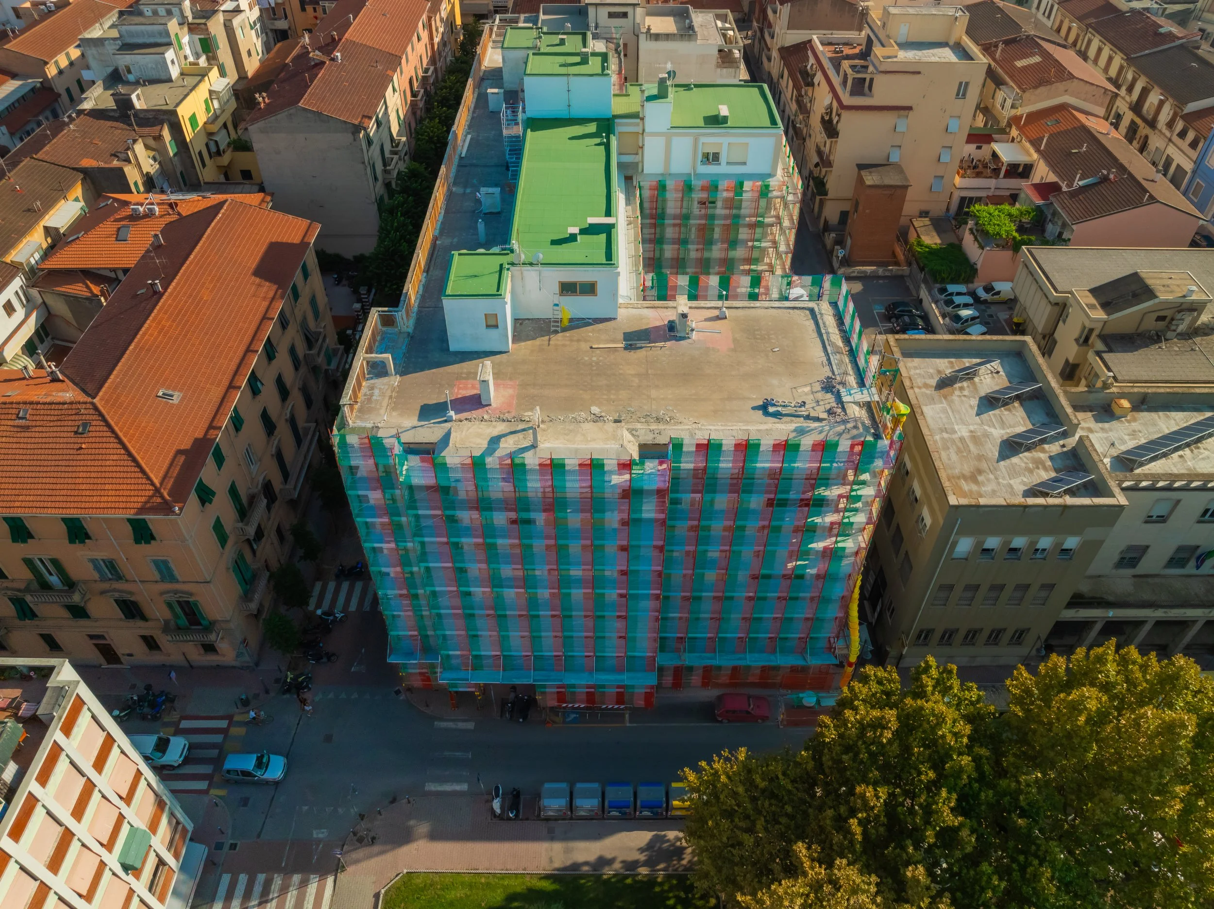 Foto con drone per developer e cantieri, foto professionali con drone per imprese edili, palazzo con impalcature