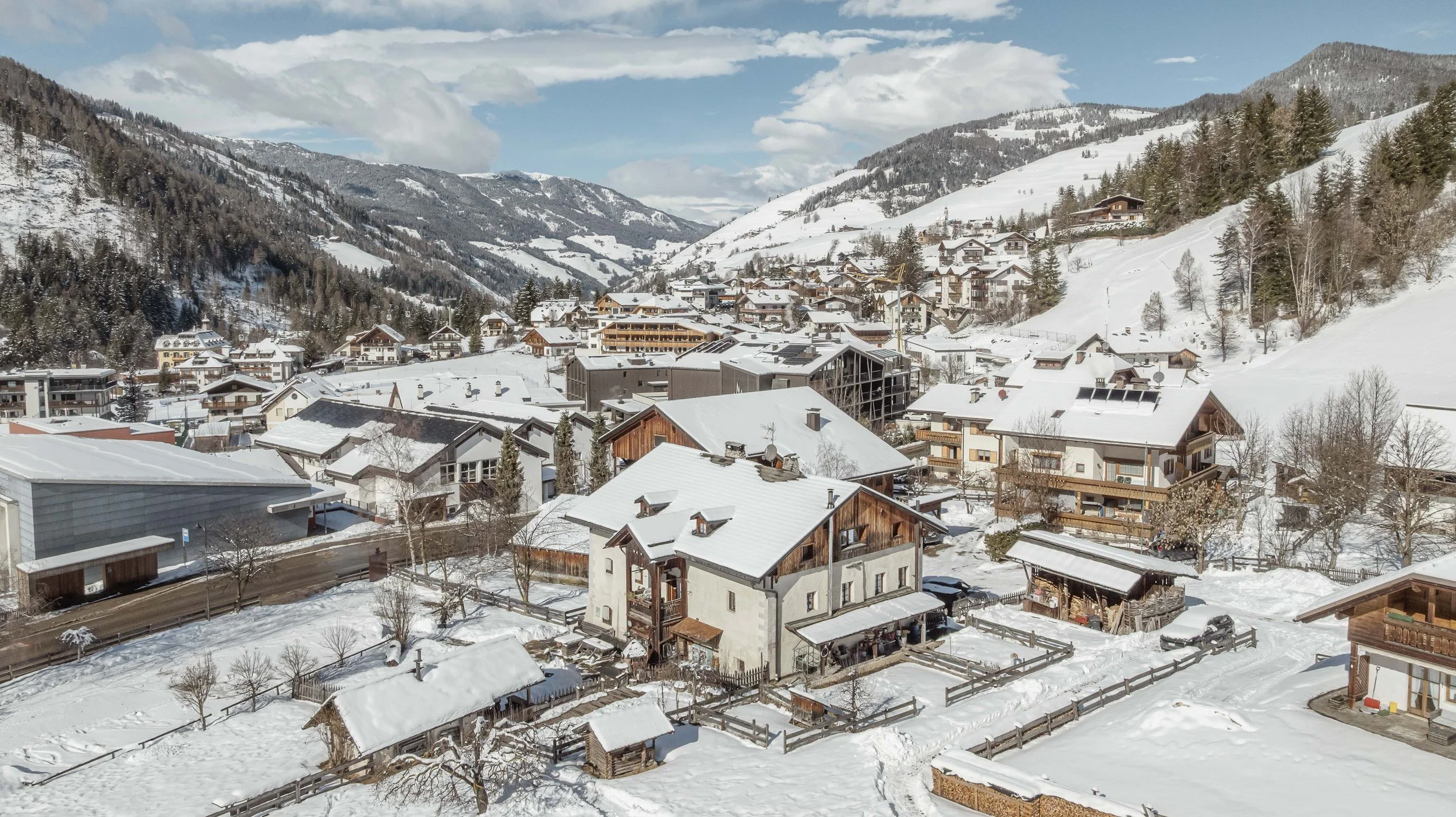 Fotografo per hotel e resort in Alto Adige, fotografie per Booking e OTA; Chalet innevato 