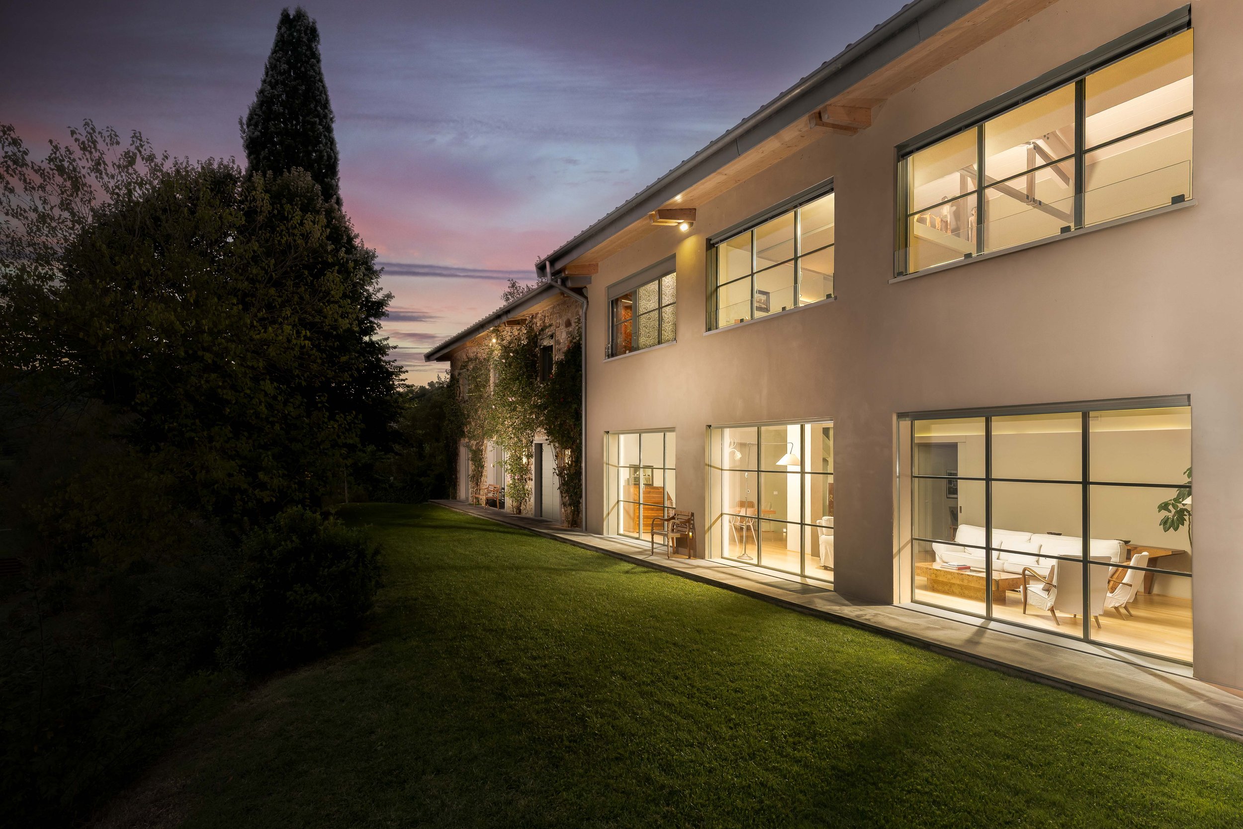 Fotografo immobiliare, fotografia per real estate di lusso, immobili di pregio per agenzie immobiliari luxury. Esterni villa in Toscana, giardino vista casa, tramonto