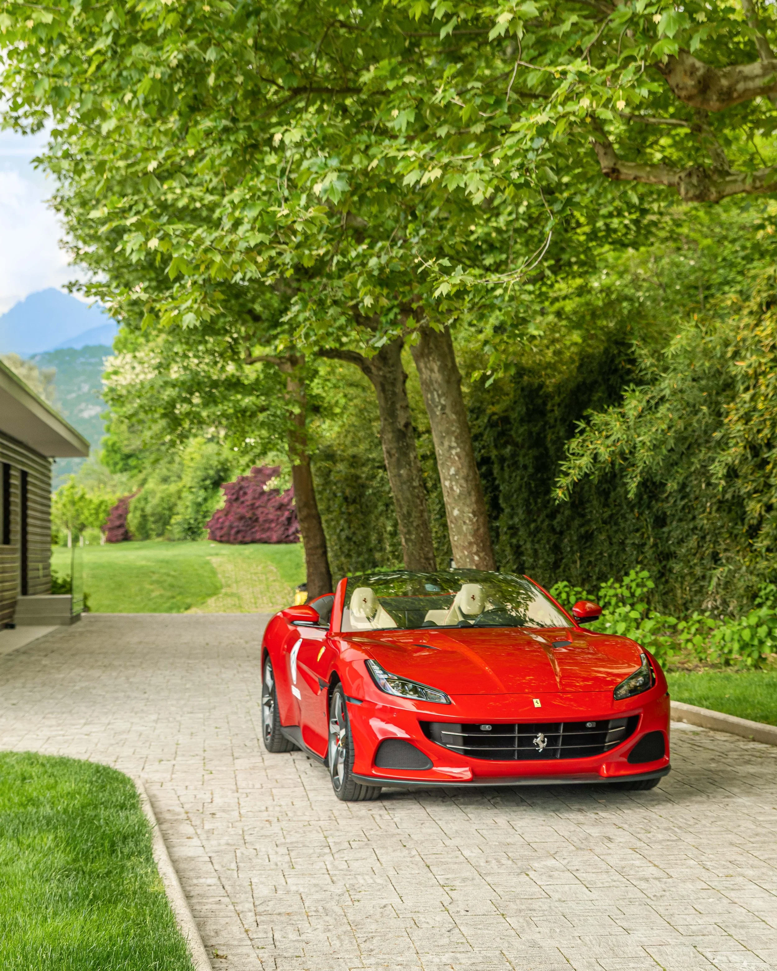 Fotografo per eventi corporate, fotografia professionale per eventi e ritiri aziendali. Ferrari rossa, stemma frontale.