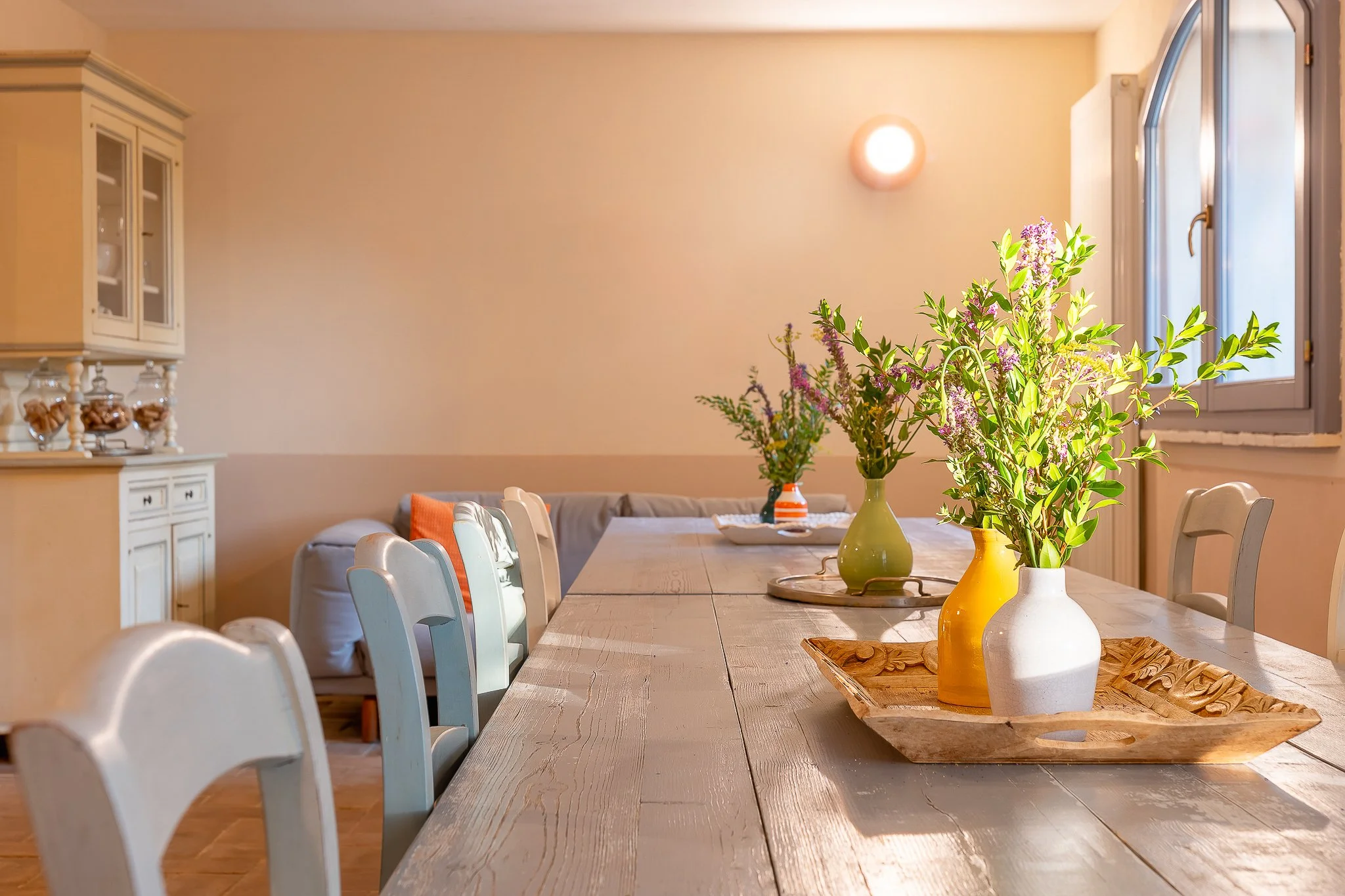 Fotografia immobiliare immobili di lusso in Toscana, case study, sala pranzo villa rustica in Maremma