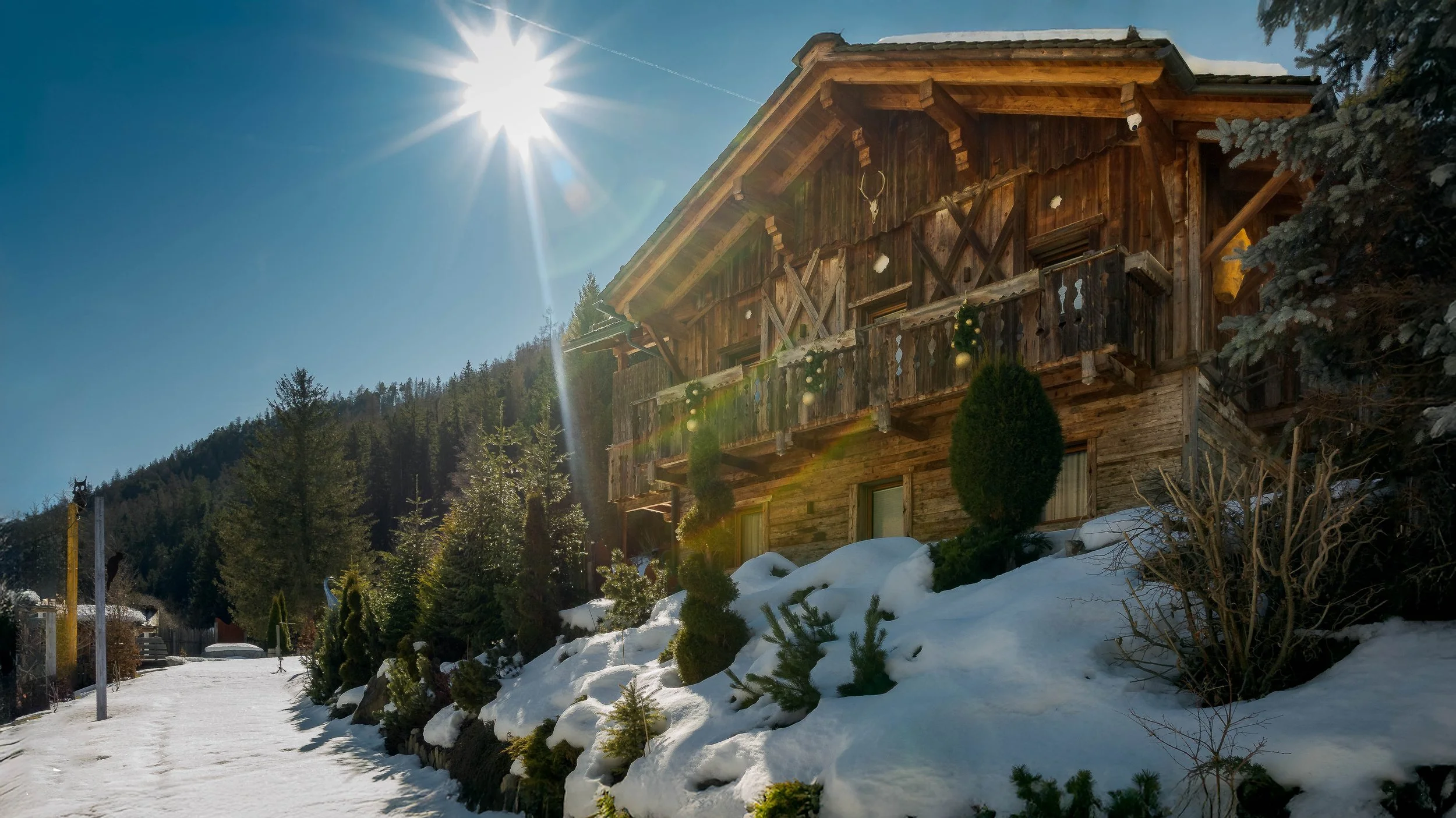 Fotografo per hotel e resort in Alto Adige, fotografie per Booking e OTA; Chalet innevato 
Marebbe - Enneberg, terrazza con vista sulle Dolomiti