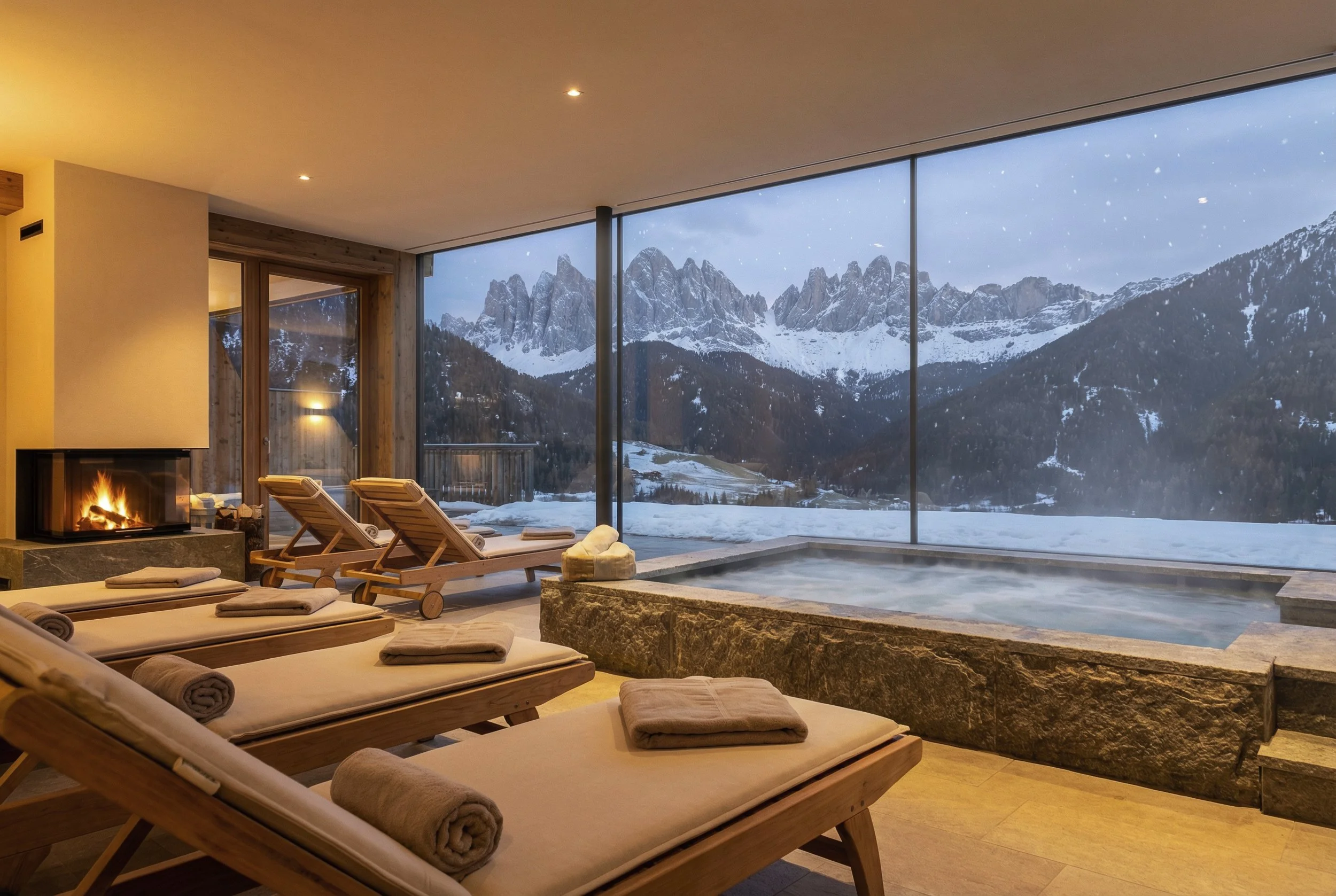 Spa-Foto mit Pool und Bergblick für Luxusresorts und -hotels