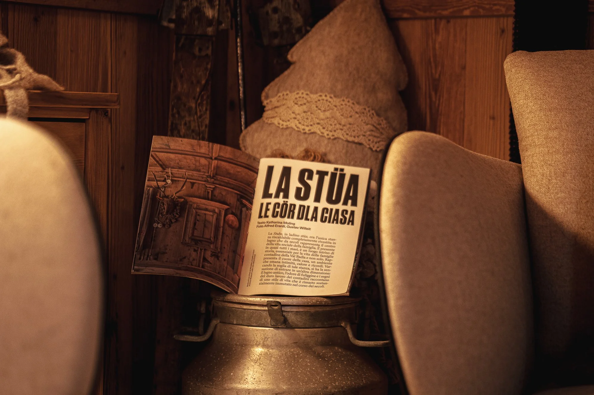 Hotelfotograf Südtirol, professionelle Fotografie für Hotels und Resorts — Rustikales Detail Buch La Stüa Warme Töne