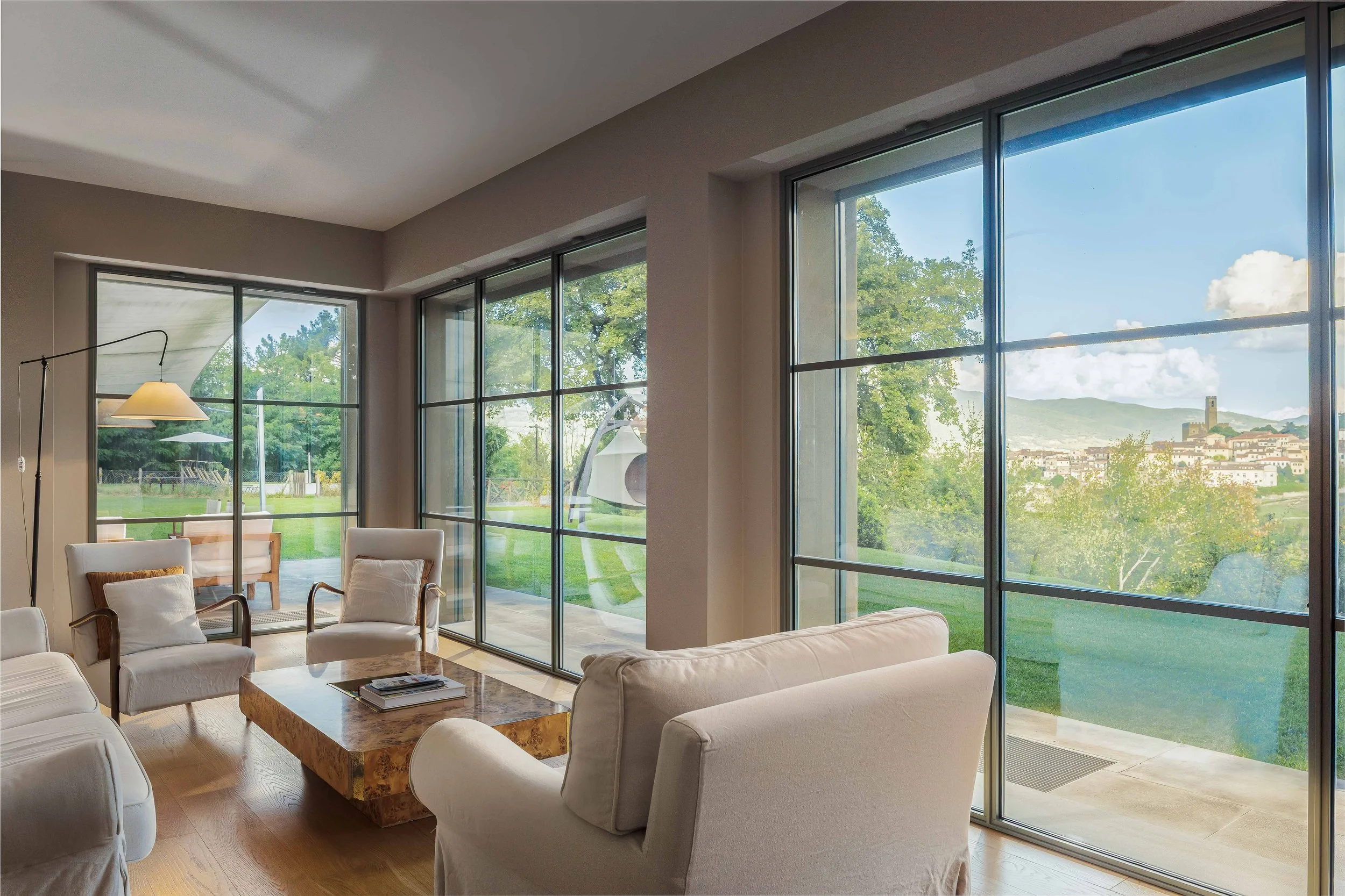 Fotografo immobiliare, fotografia per real estate di lusso, immobili di pregio per agenzie immobiliari luxury. Interni villa in Toscana, salotto