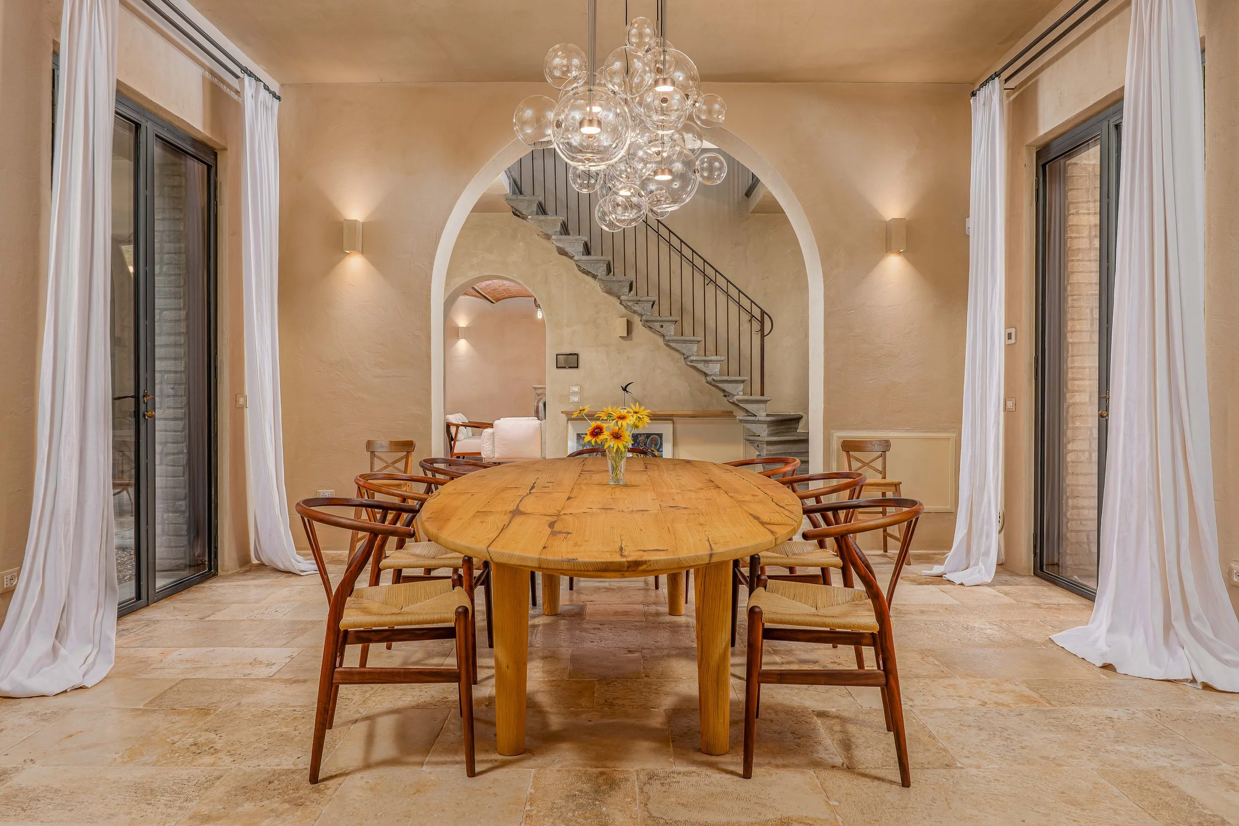 Fotografo immobiliare, fotografia per real estate di lusso, immobili di pregio per agenzie immobiliari luxury. Interni villa in Toscana, sala pranzo moderna, rustica