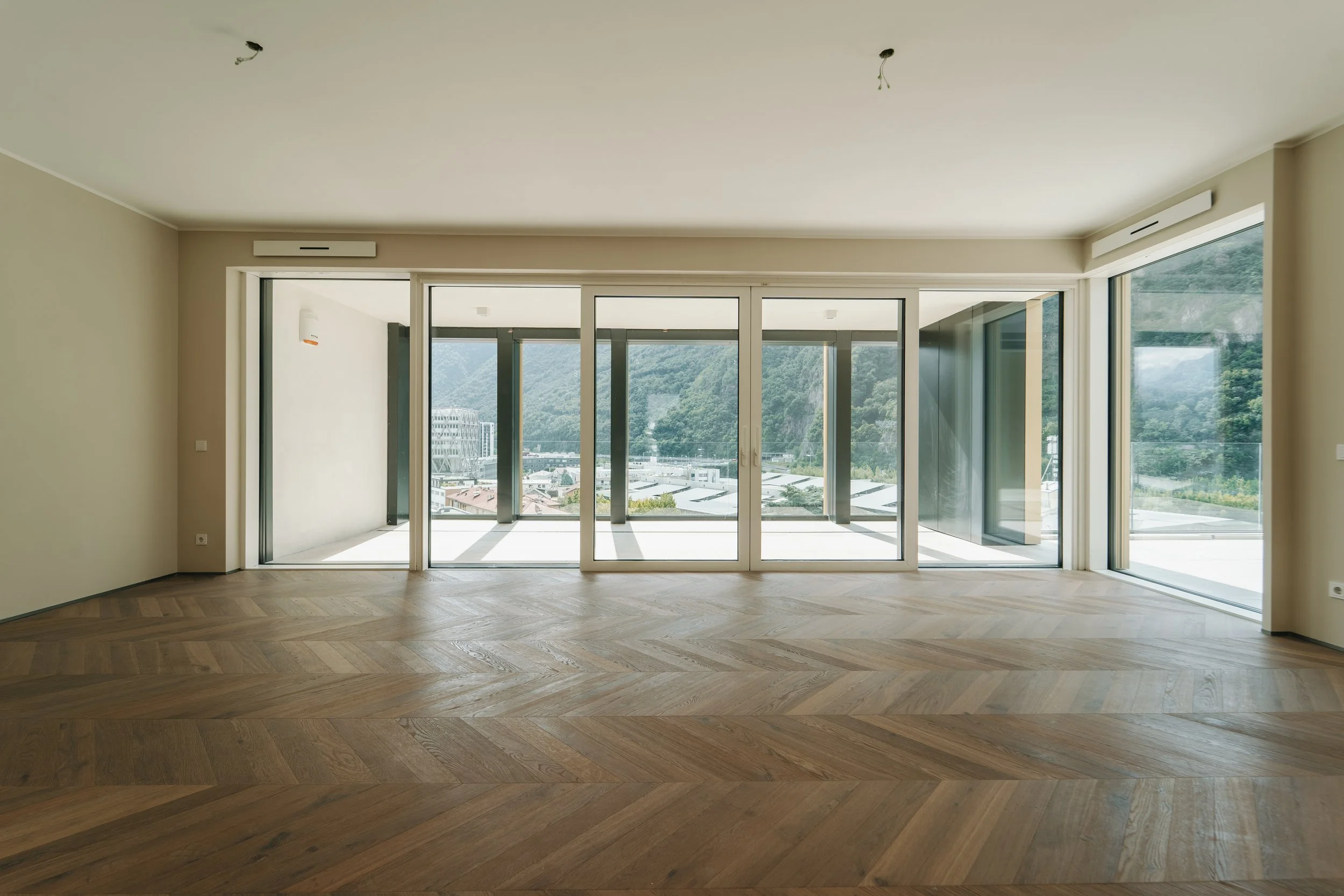 Foto inserimento realistico 3D per lreal estate, immobiliare, hotel e developer, salone prima dopo, caso studio appartamento Bolzano, foto originale