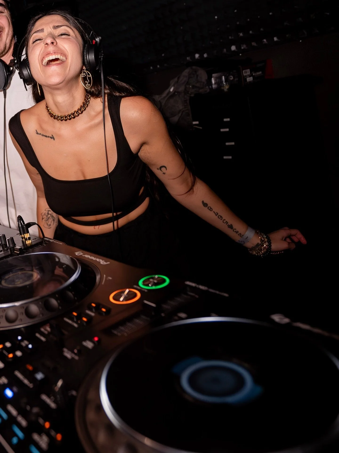 weeee this friday, making my debut at the quill room 🎧 

come sip and hang with me as i play house beats from 9pm-1am 🍸

table reservations encouraged 👉🏼 @thequillroom 

📸 @miguel_muzquiz_ 

#housemusic #austintxlife #djlife #friyay