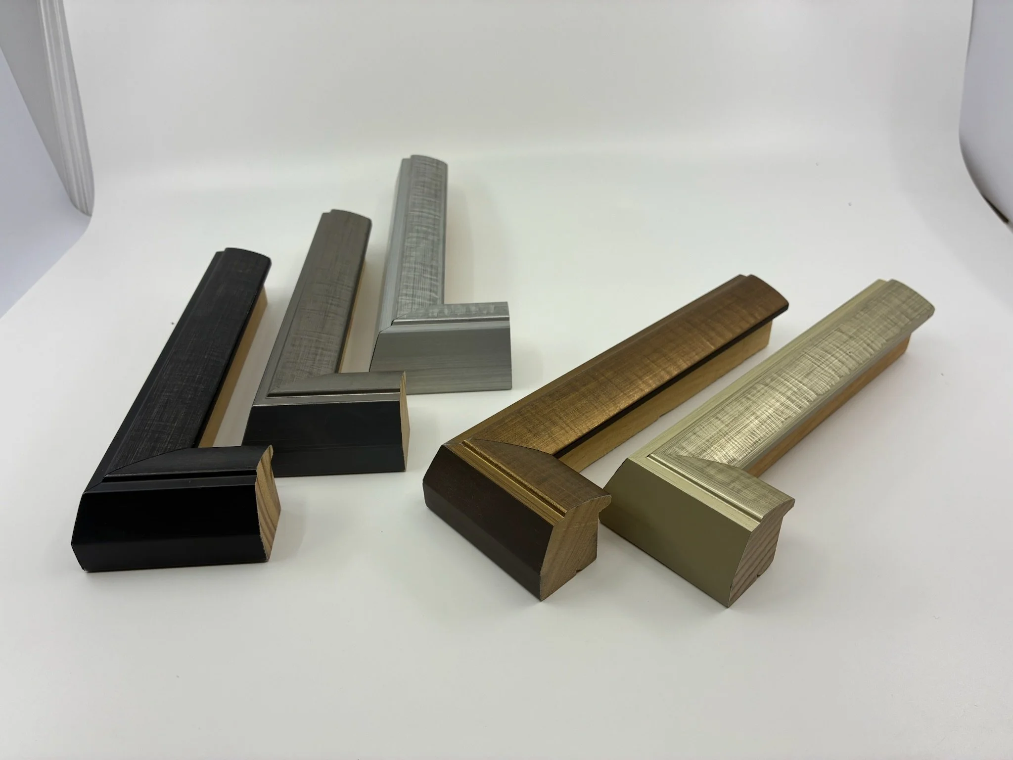 Profili a L neri con bordo dorato, pronti per spedizione — LgM Cornici, Ferrara.