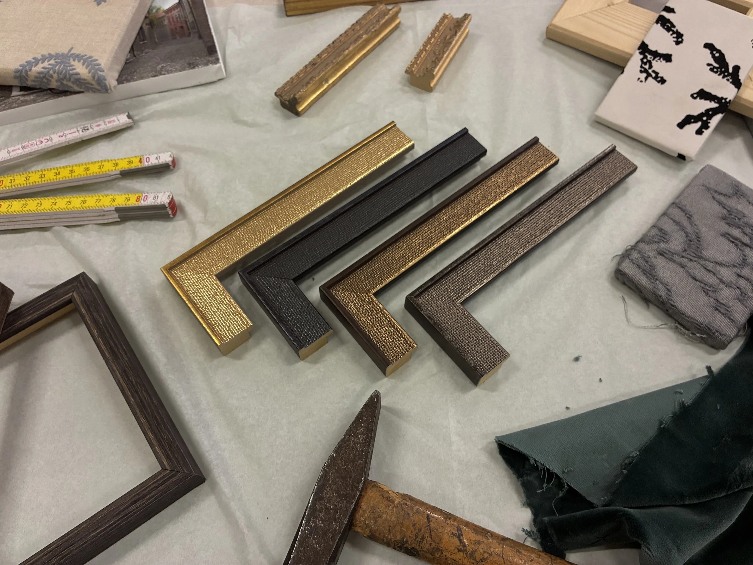 Campioni di angoli con finiture moderne per gallerie e negozi — LgM Cornici, Ferrara.