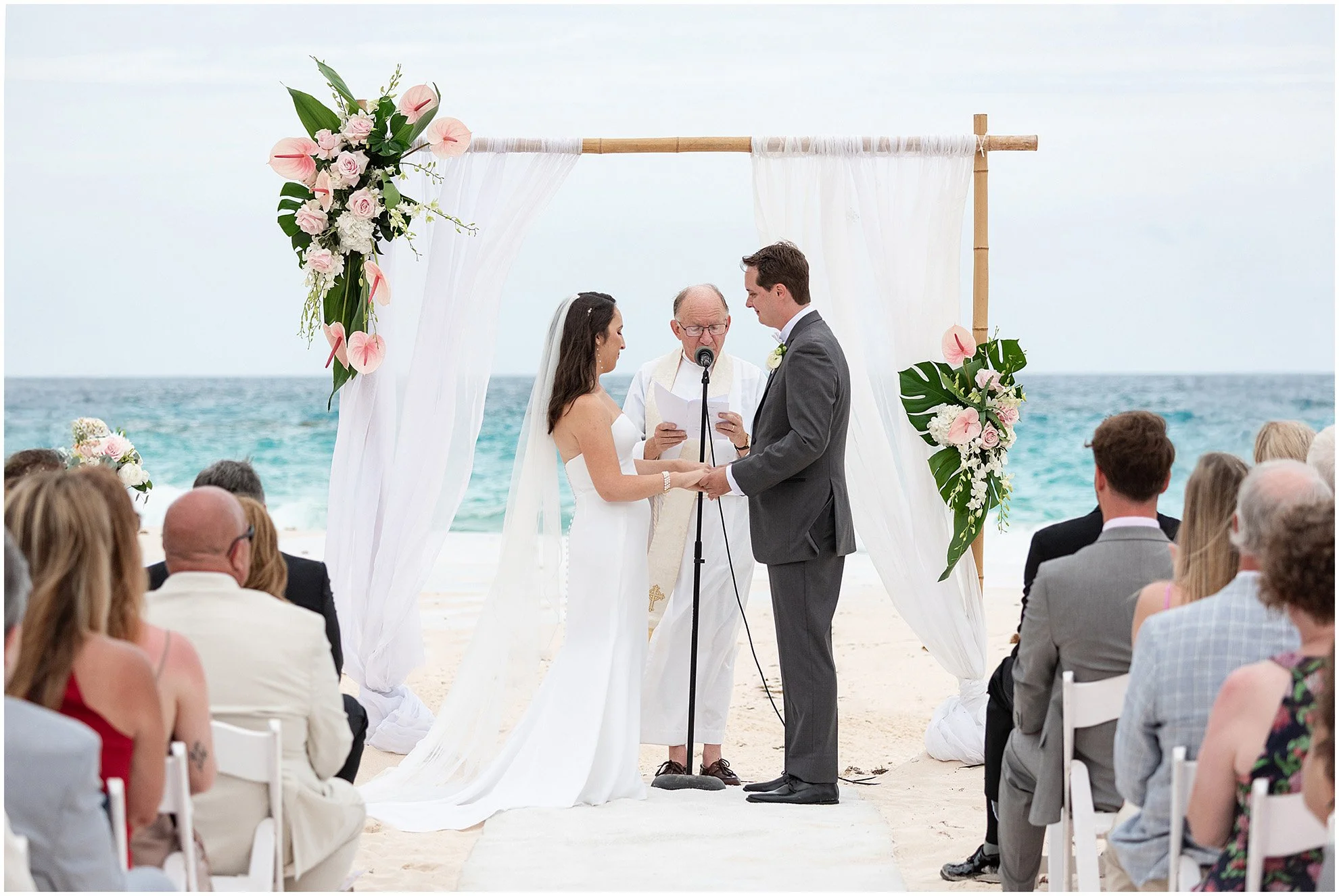 Black Tie Beach Wedding at Rosewood Bermuda_©FianderFoto_Photographer_037.jpg