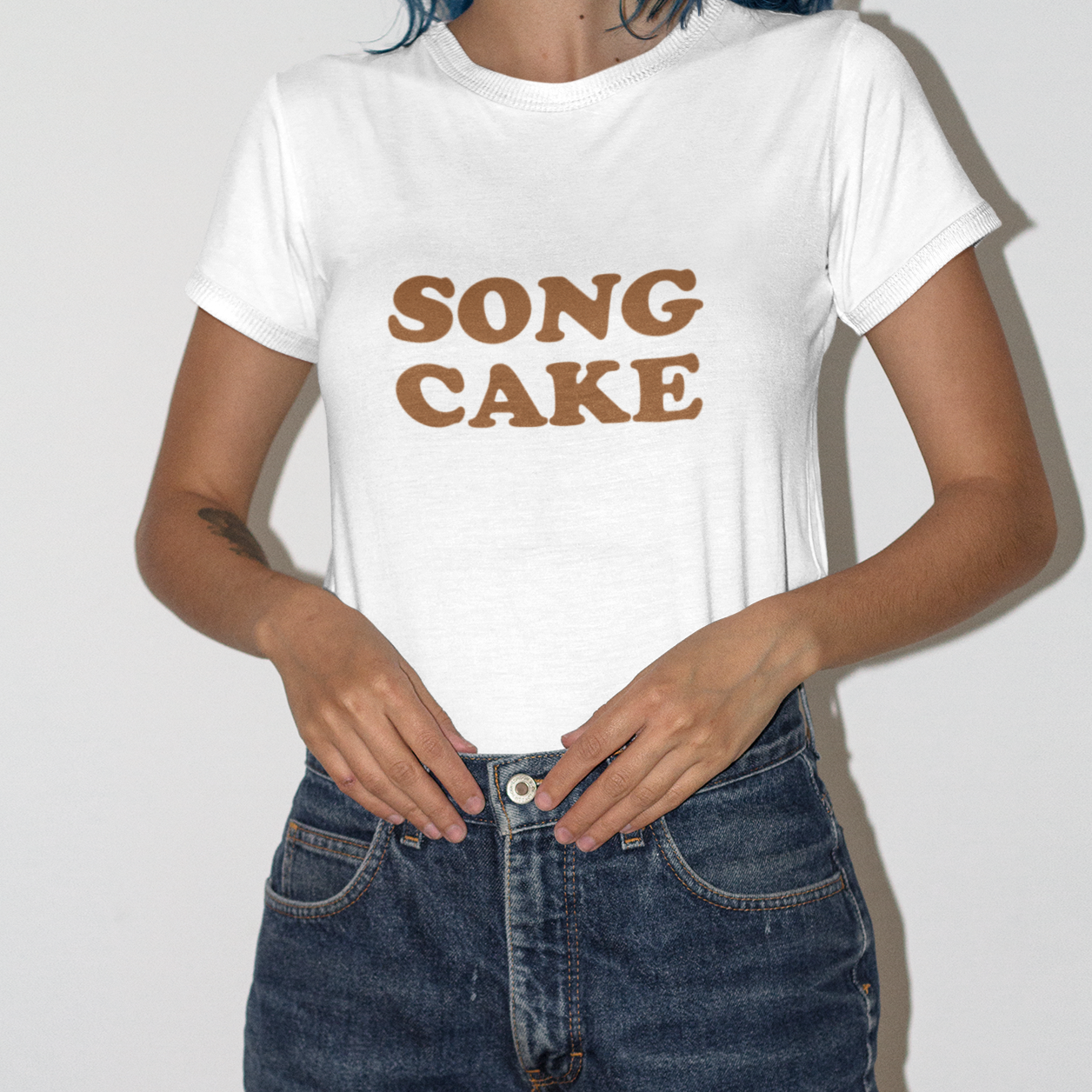 WOMEN'S 70S LOGO TEE GOLD
