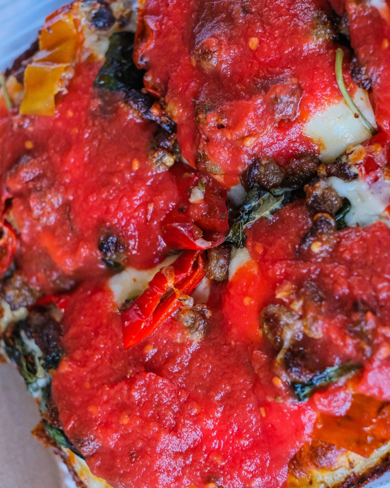 Up close and personal with our Sausage Detroit 🔥 Red Sauce, Fresh &amp; Shredded Mozzarella, Mama Lil's Spicy Roasted Peppers, Sweet Italian Sausage, and Basil Leaf on our crispy and fluffy crust 🤤