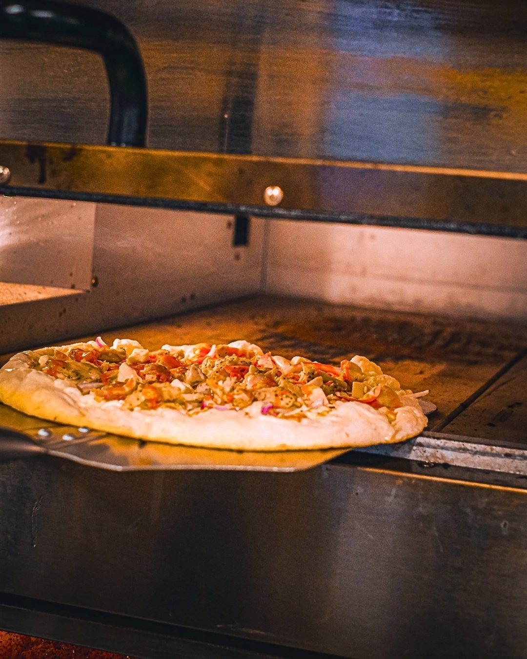 Our pizza is always fresh and hot for you 🔥 We make our dough in house, source the freshest ingredients, and even shred our own cheese!